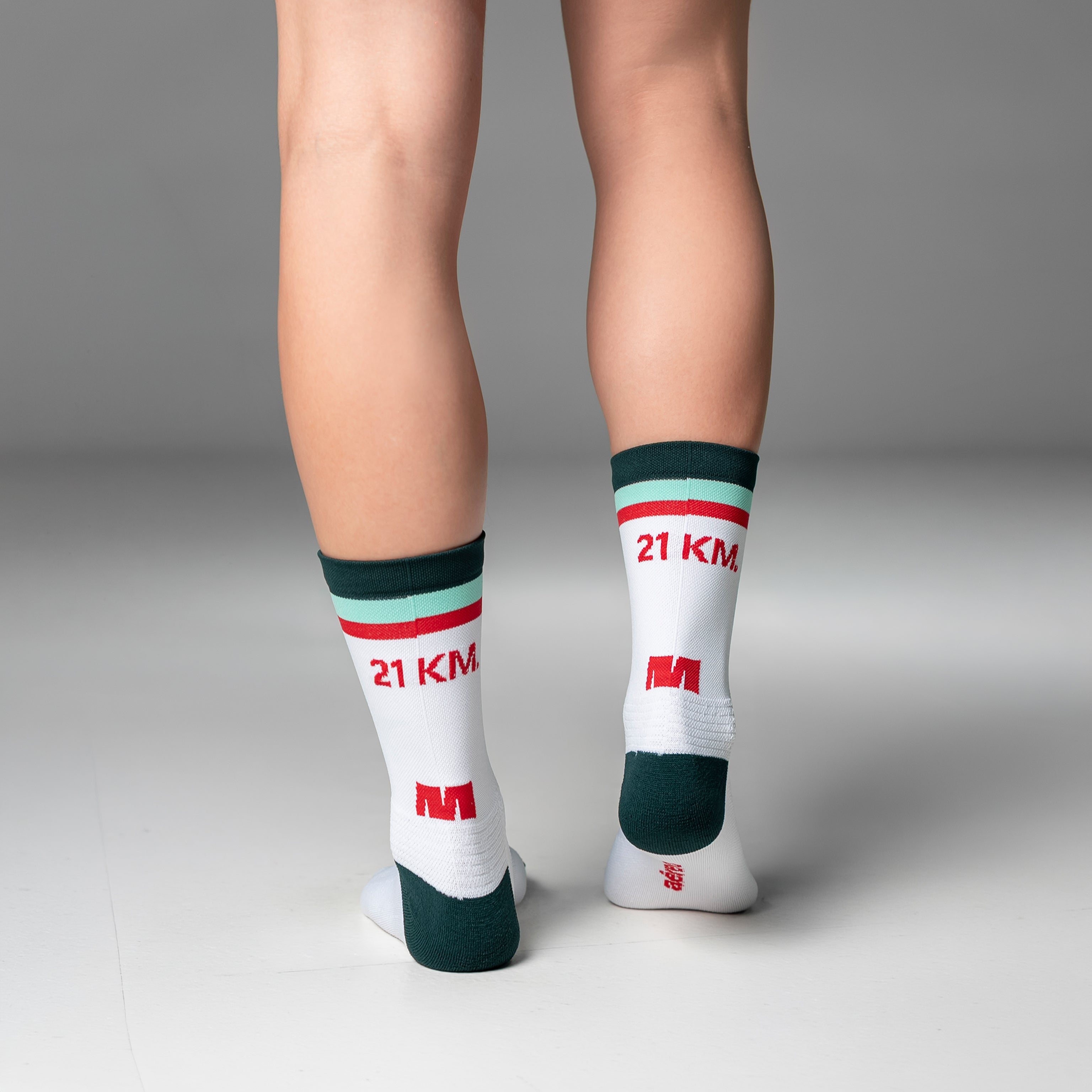 Calcetas deportivas 21 km Stripes Pro para running, maratón y ciclismo. Con diseño técnico transpirable, compresión media y soporte en arco plantar, costura antiampollas.