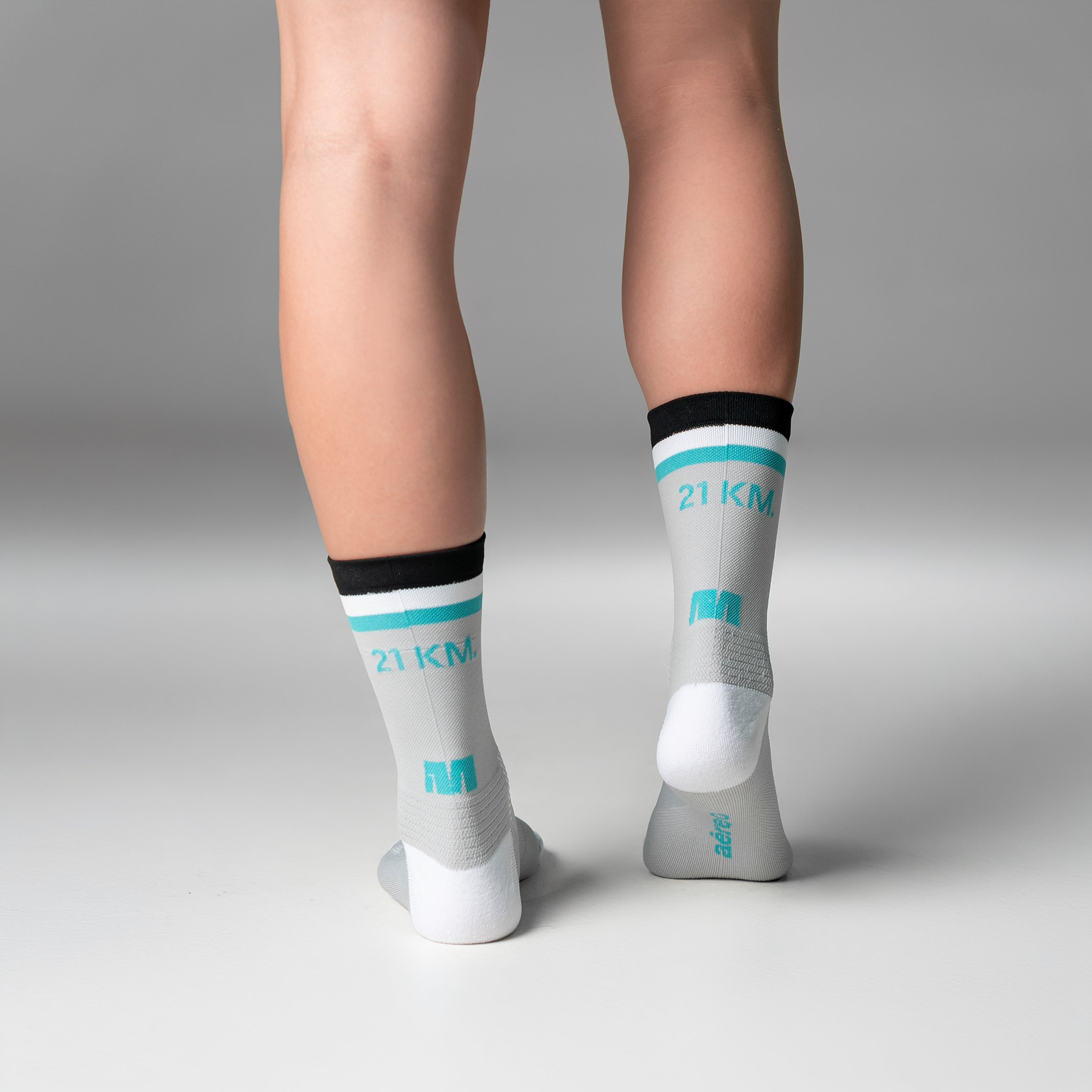 Calcetas deportivas 21 km Stripes Pro para running, maratón y ciclismo. Con diseño técnico transpirable, compresión media y soporte en arco plantar, costura antiampollas.