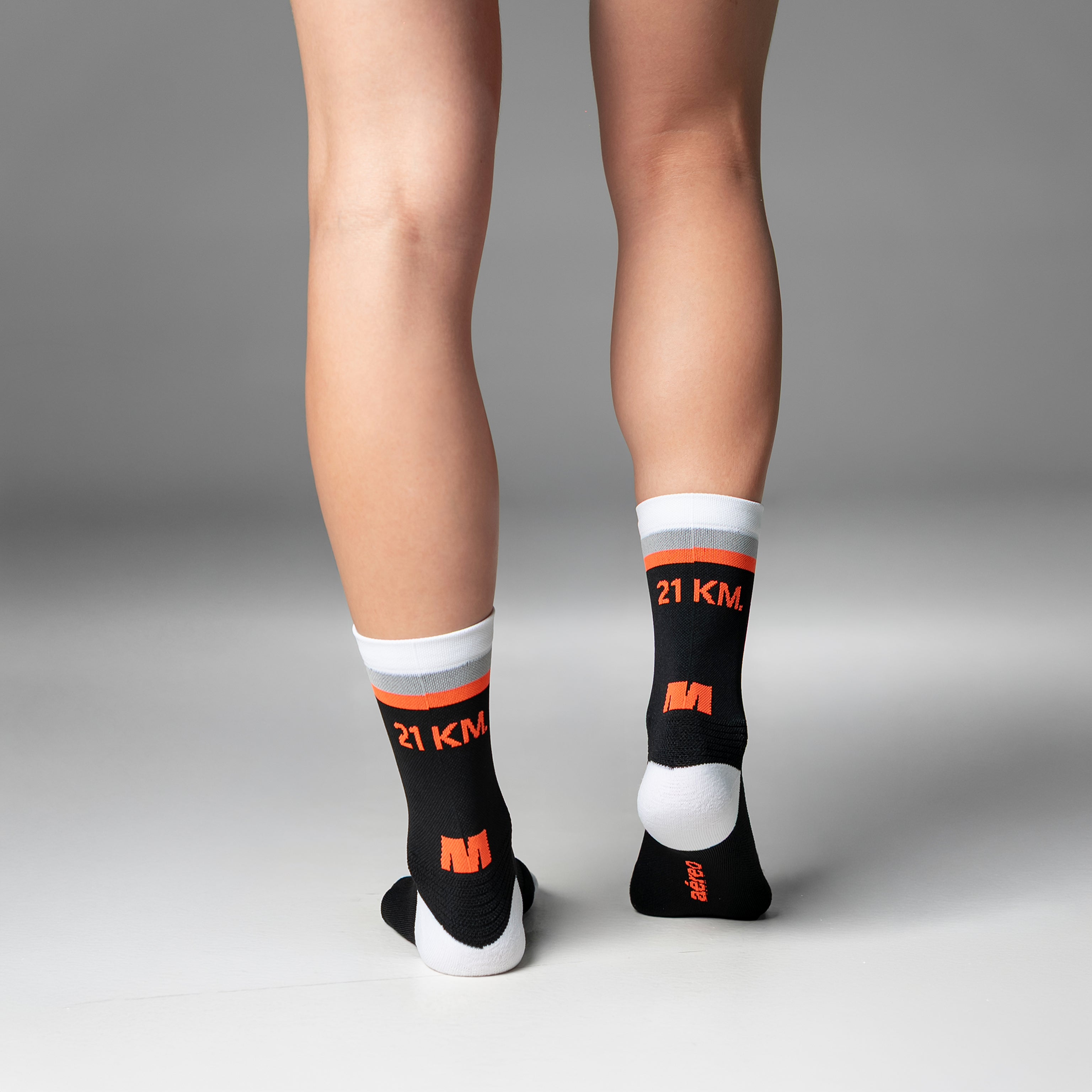 Calcetas deportivas 21 km Stripes Pro para running, maratón y ciclismo. Con diseño técnico transpirable, compresión media y soporte en arco plantar, costura antiampollas.