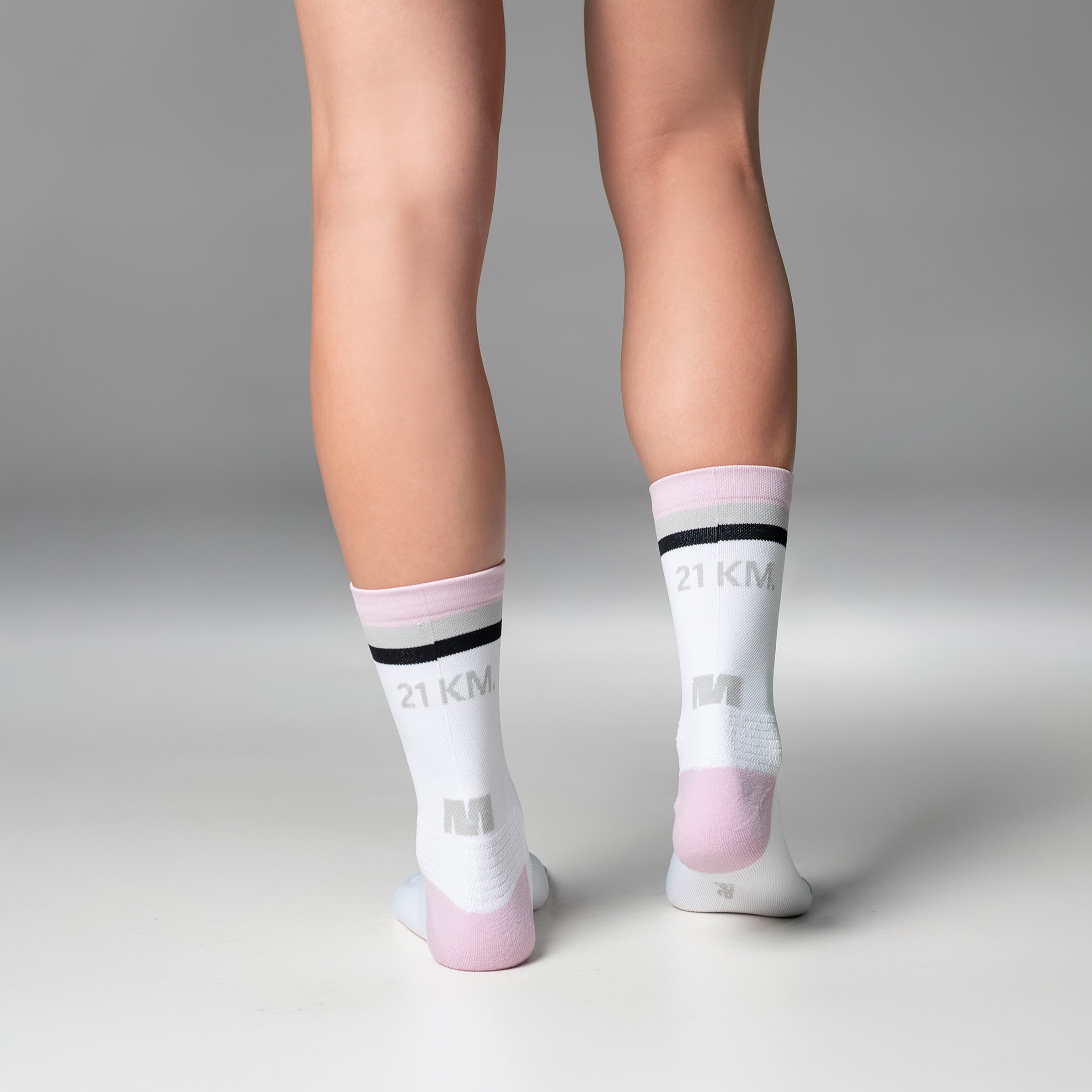 Calcetas deportivas 21 km Stripes Pro para running, maratón y ciclismo. Con diseño técnico transpirable, compresión media y soporte en arco plantar, costura antiampollas.