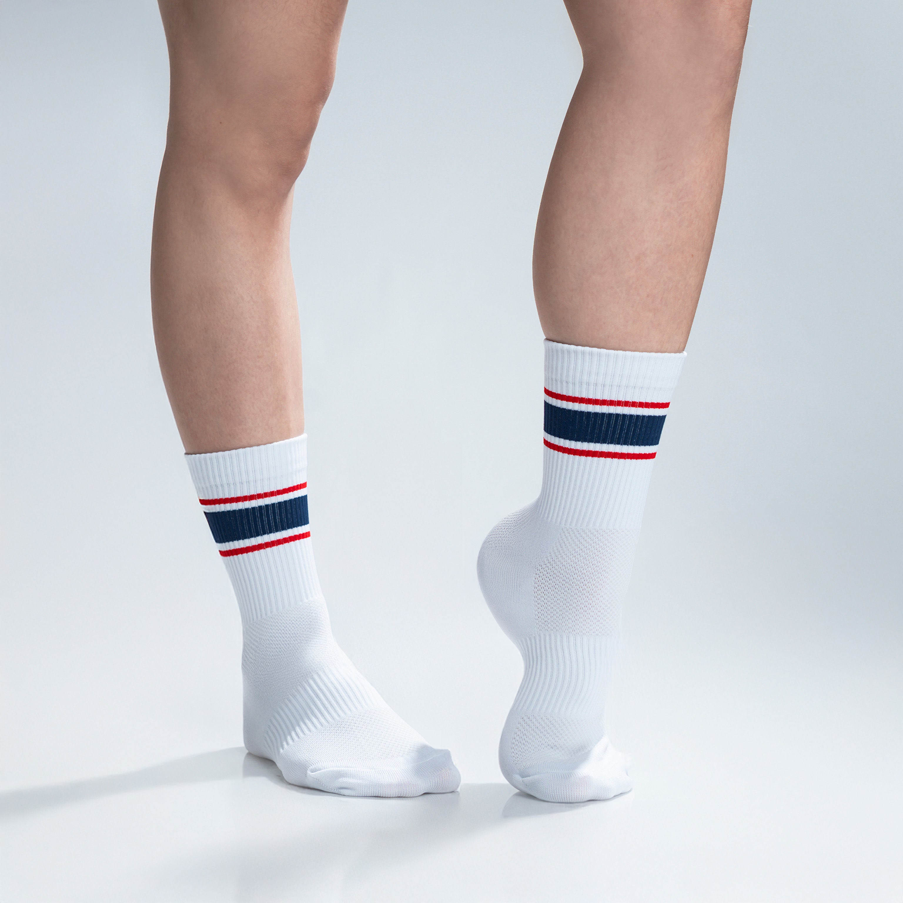 Calcetas deportivas Energy Stripes para correr y entrenar, diseño moderno con líneas de colores y textura ligera.