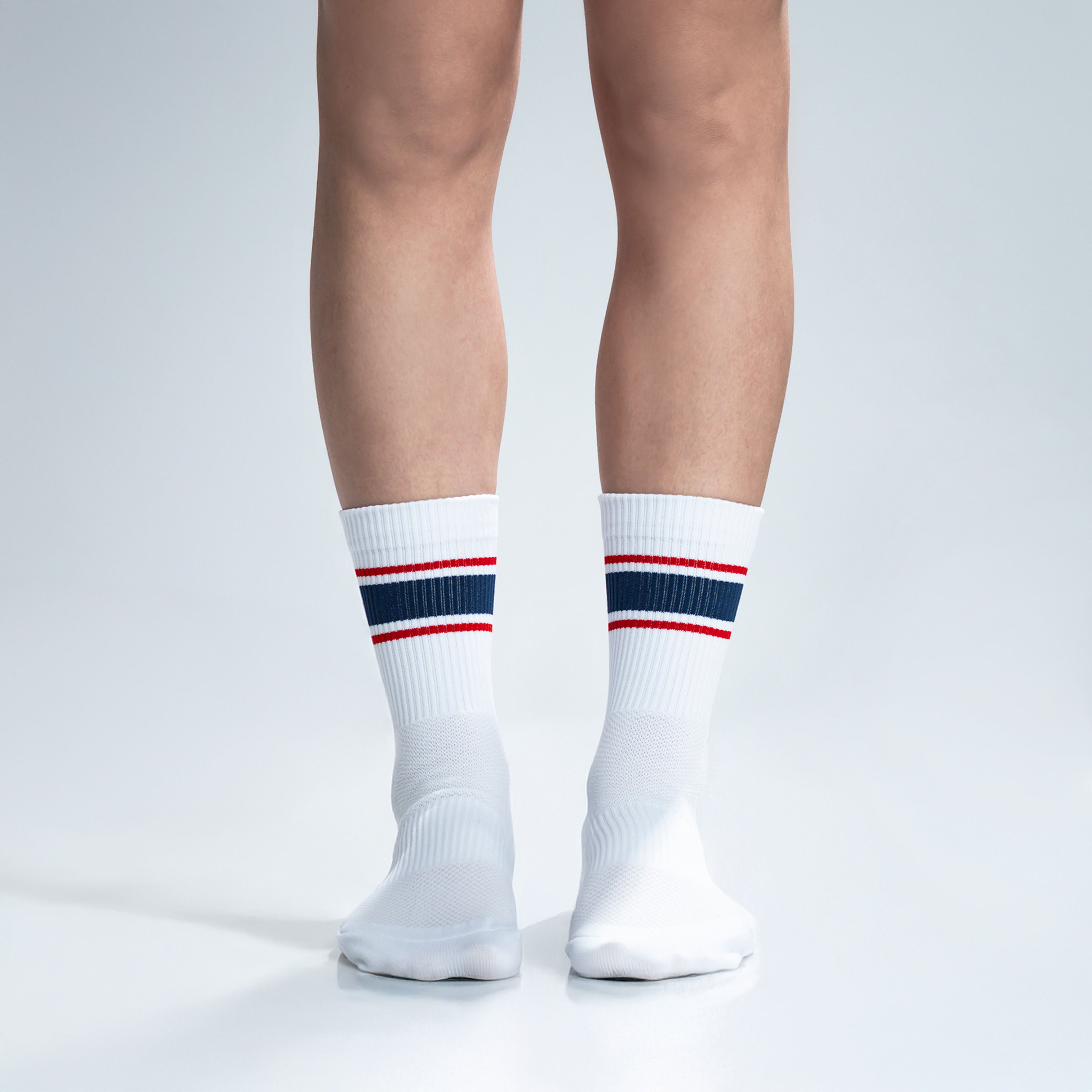 Calcetas deportivas Energy Stripes para correr y entrenar, diseño moderno con líneas de colores y textura ligera.