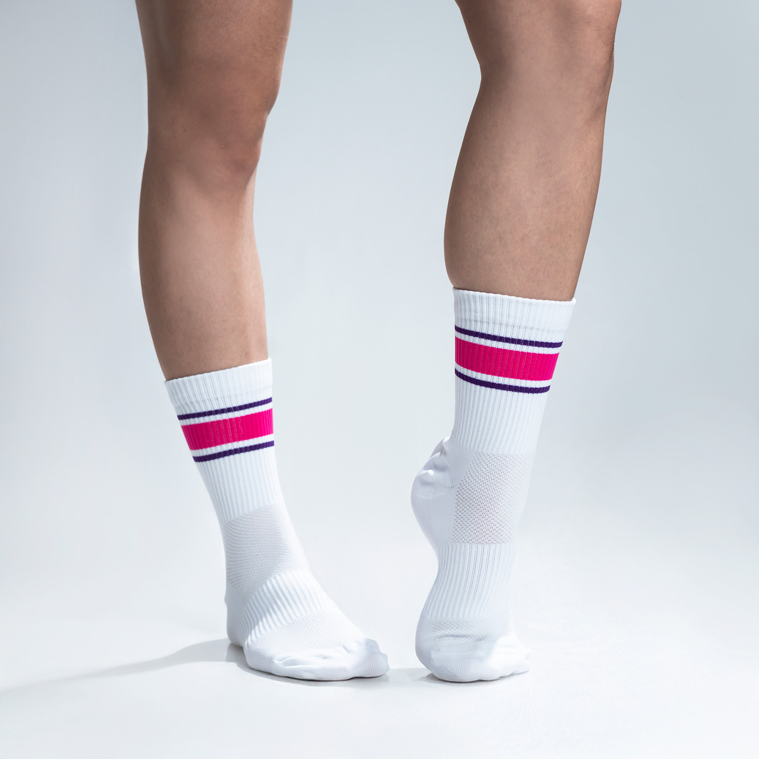 Calcetas deportivas Energy Stripes para correr y entrenar, diseño moderno con líneas de colores y textura ligera.