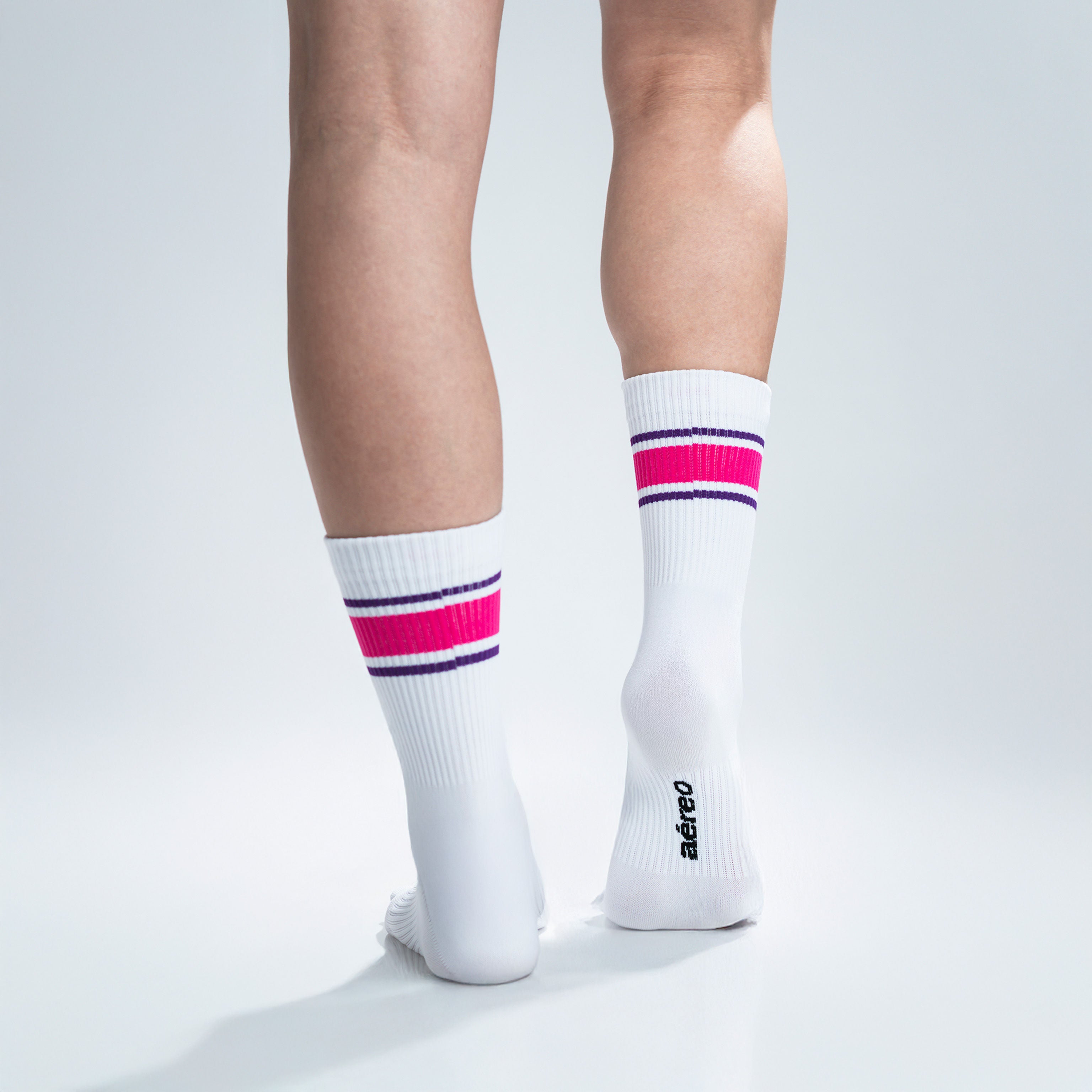 Calcetas deportivas Energy Stripes para correr y entrenar, diseño moderno con líneas de colores y textura ligera.