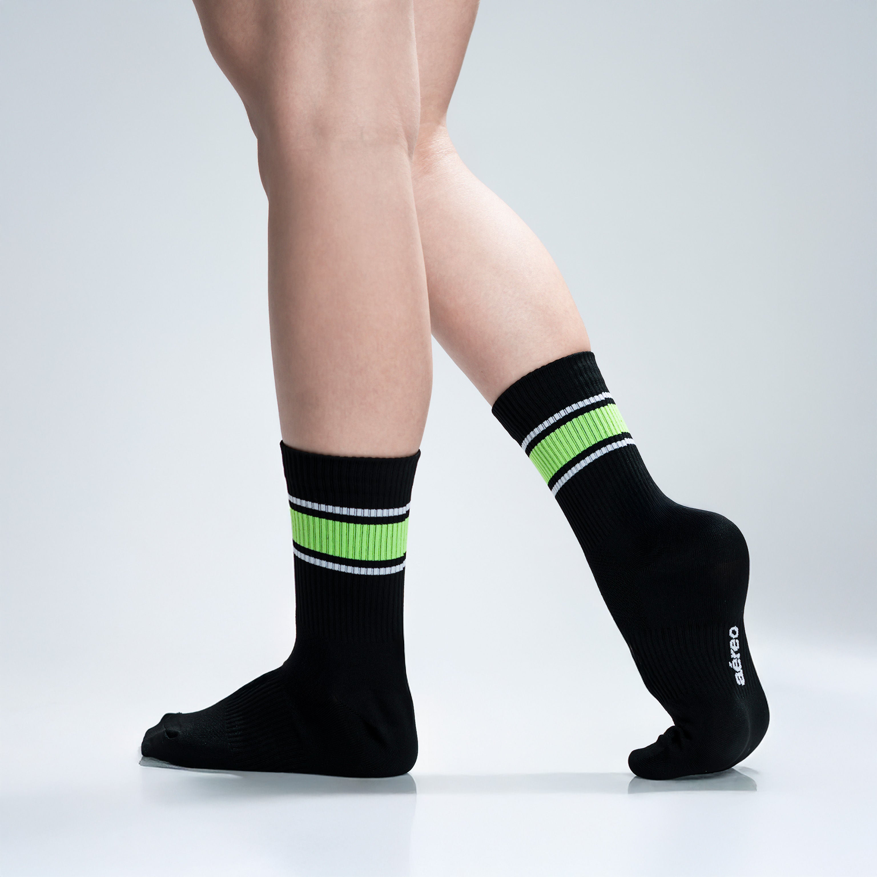 Calcetas deportivas Energy Stripes para correr y entrenar, diseño moderno con líneas de colores y textura ligera.