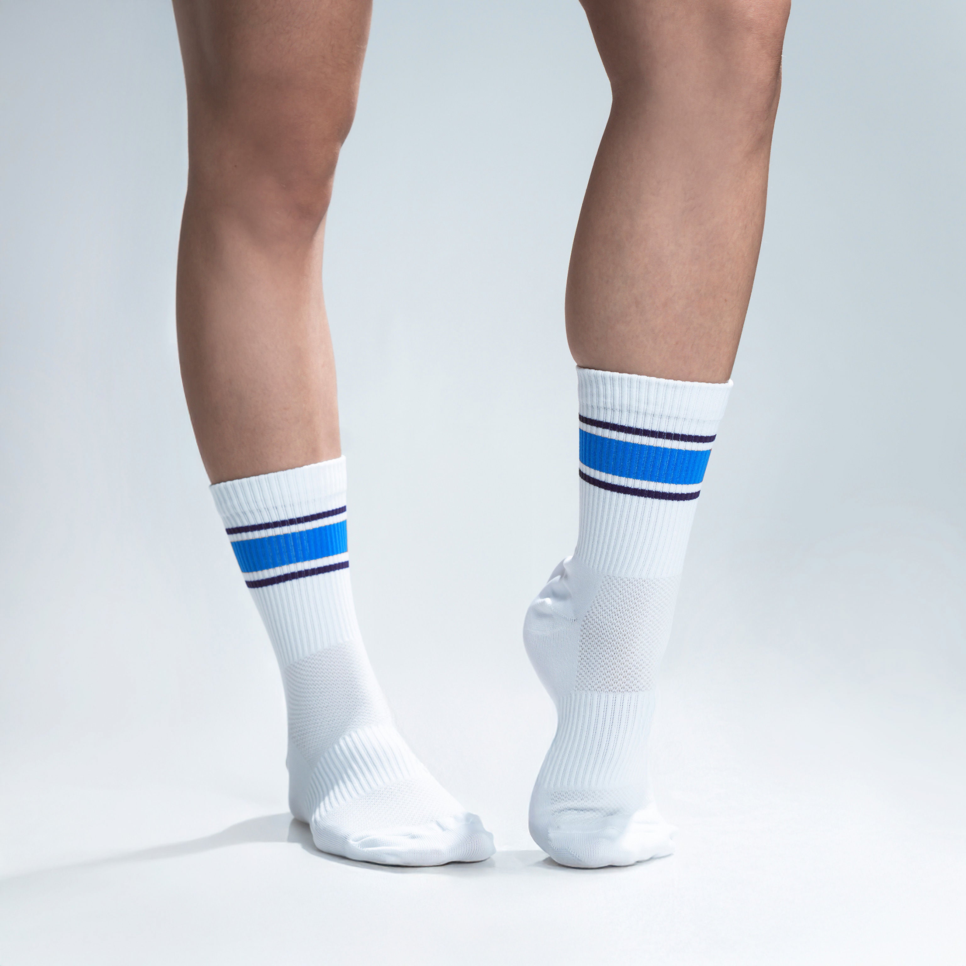 Calcetas deportivas Energy Stripes para correr y entrenar, diseño moderno con líneas de colores y textura ligera.