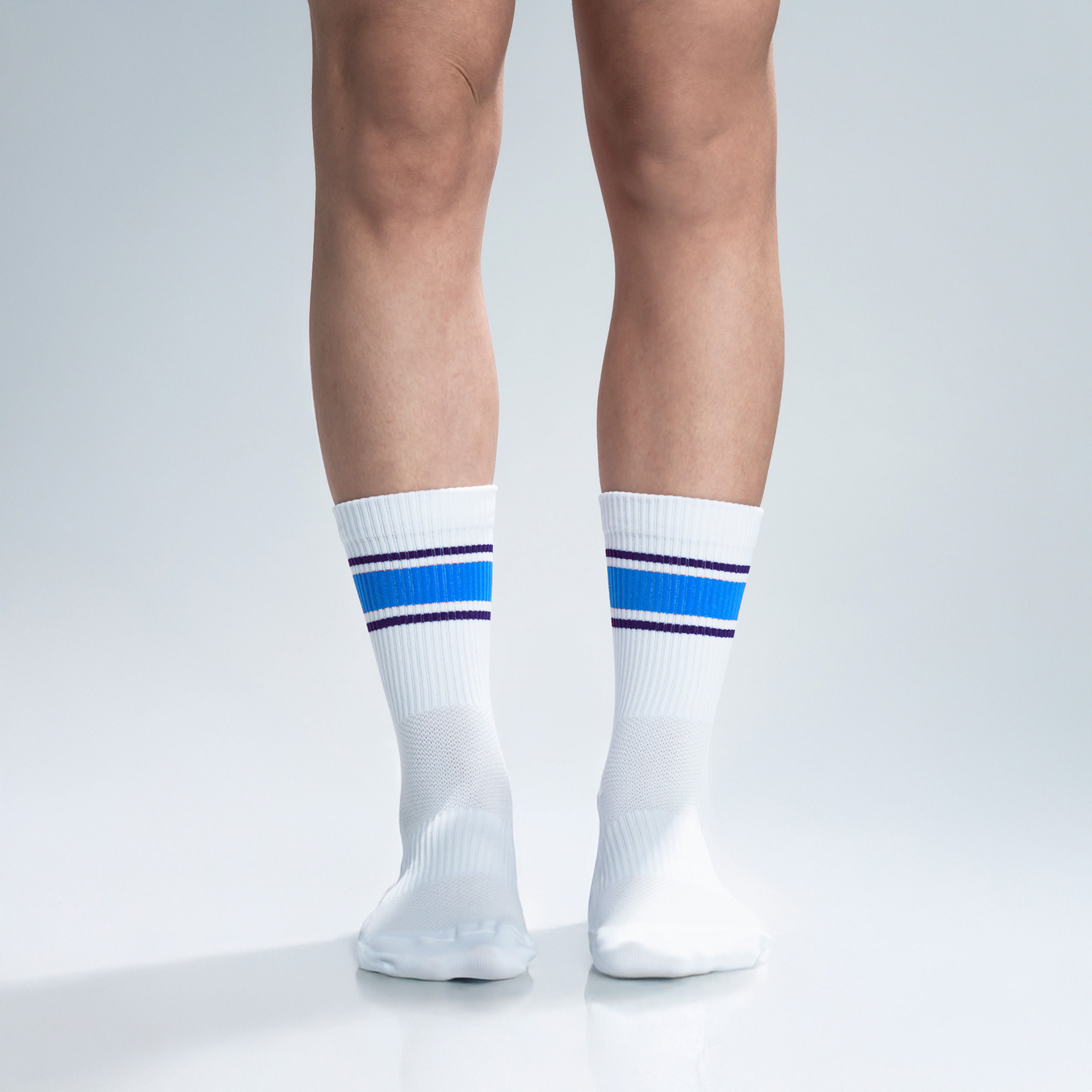 Calcetas deportivas Energy Stripes para correr y entrenar, diseño moderno con líneas de colores y textura ligera.