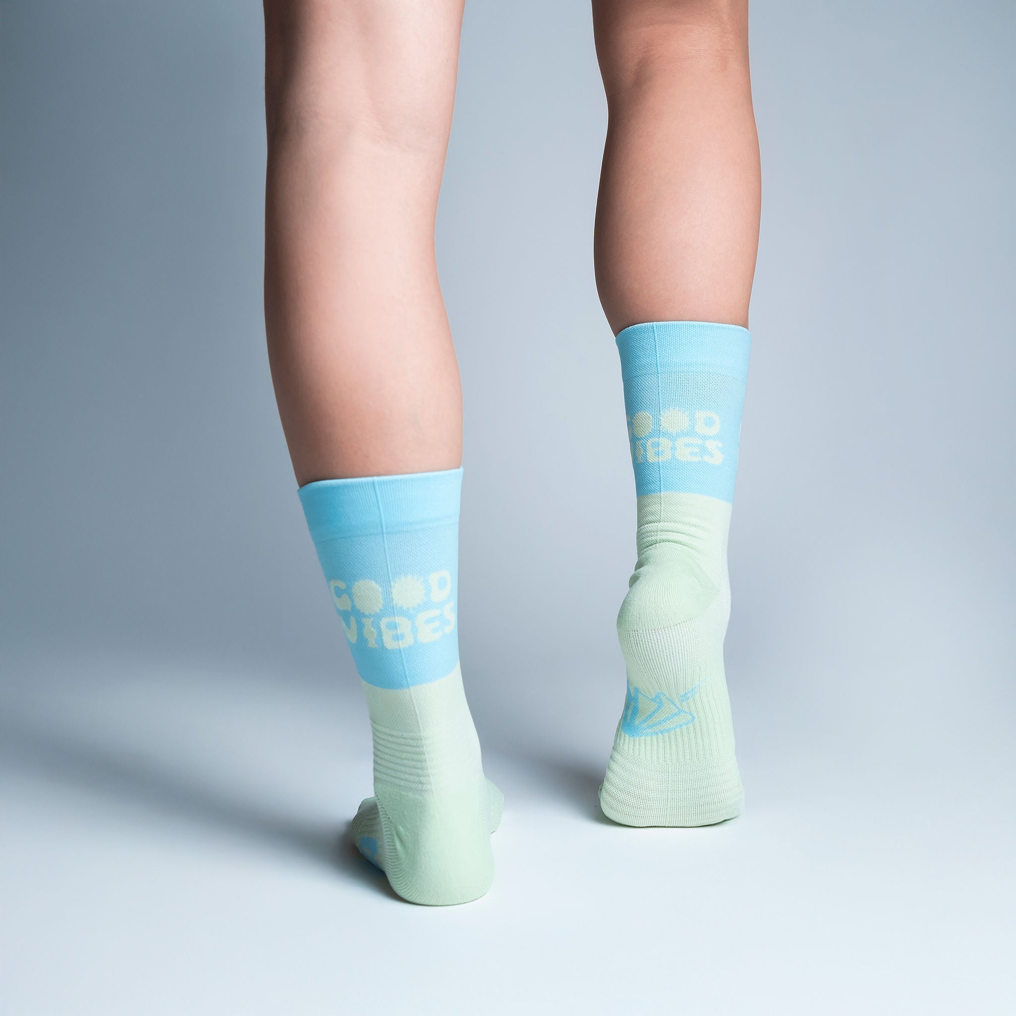 Calcetas deportivas Good Vibes para running, maratón y ciclismo. Con diseño técnico transpirable, compresión media y soporte en arco plantar, costura antiampollas.