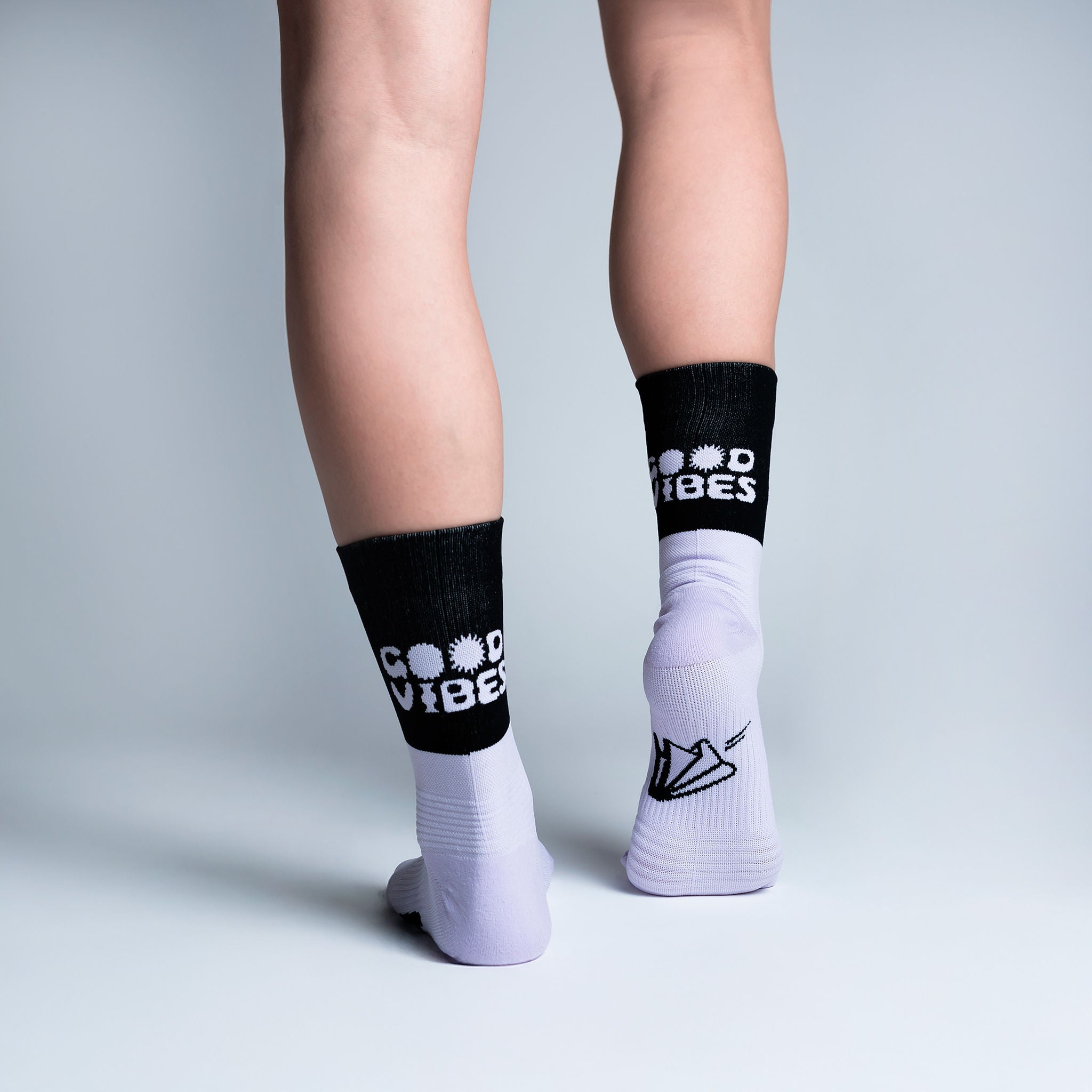 Calcetas deportivas Good Vibes para running, maratón y ciclismo. Con diseño técnico transpirable, compresión media y soporte en arco plantar, costura antiampollas.