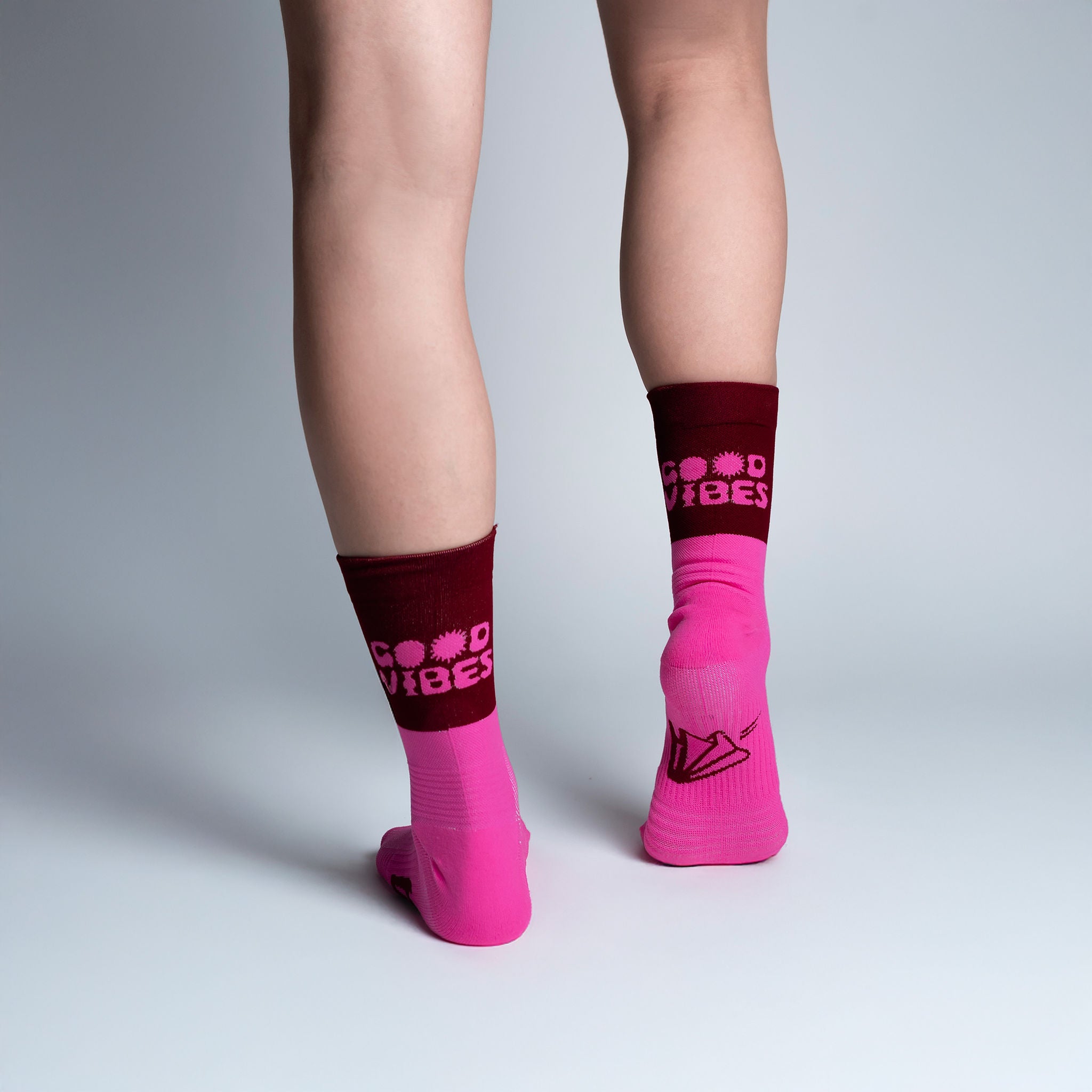 Calcetas deportivas Good Vibes para running, maratón y ciclismo. Con diseño técnico transpirable, compresión media y soporte en arco plantar, costura antiampollas.