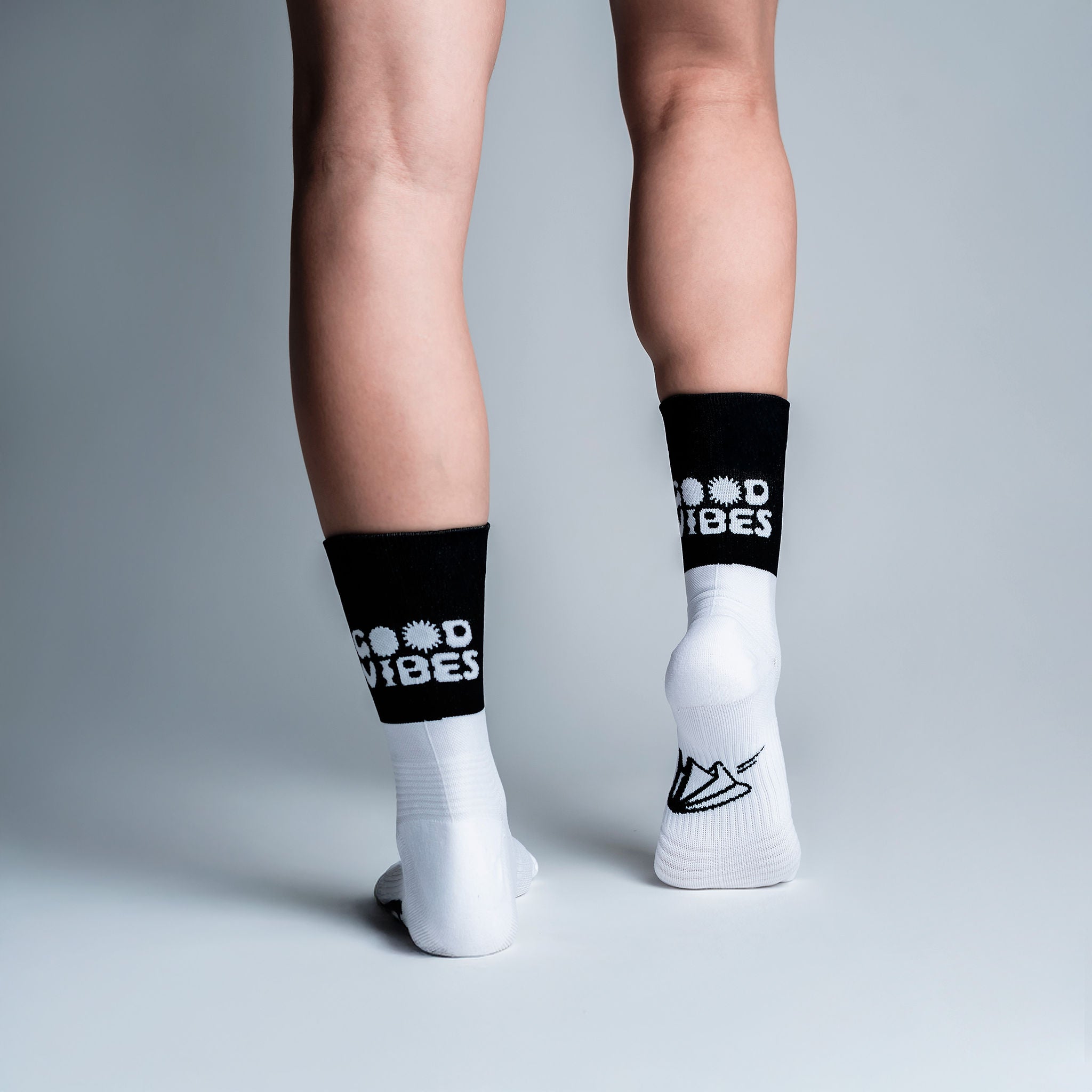 Calcetas deportivas Good Vibes para running, maratón y ciclismo. Con diseño técnico transpirable, compresión media y soporte en arco plantar, costura antiampollas.