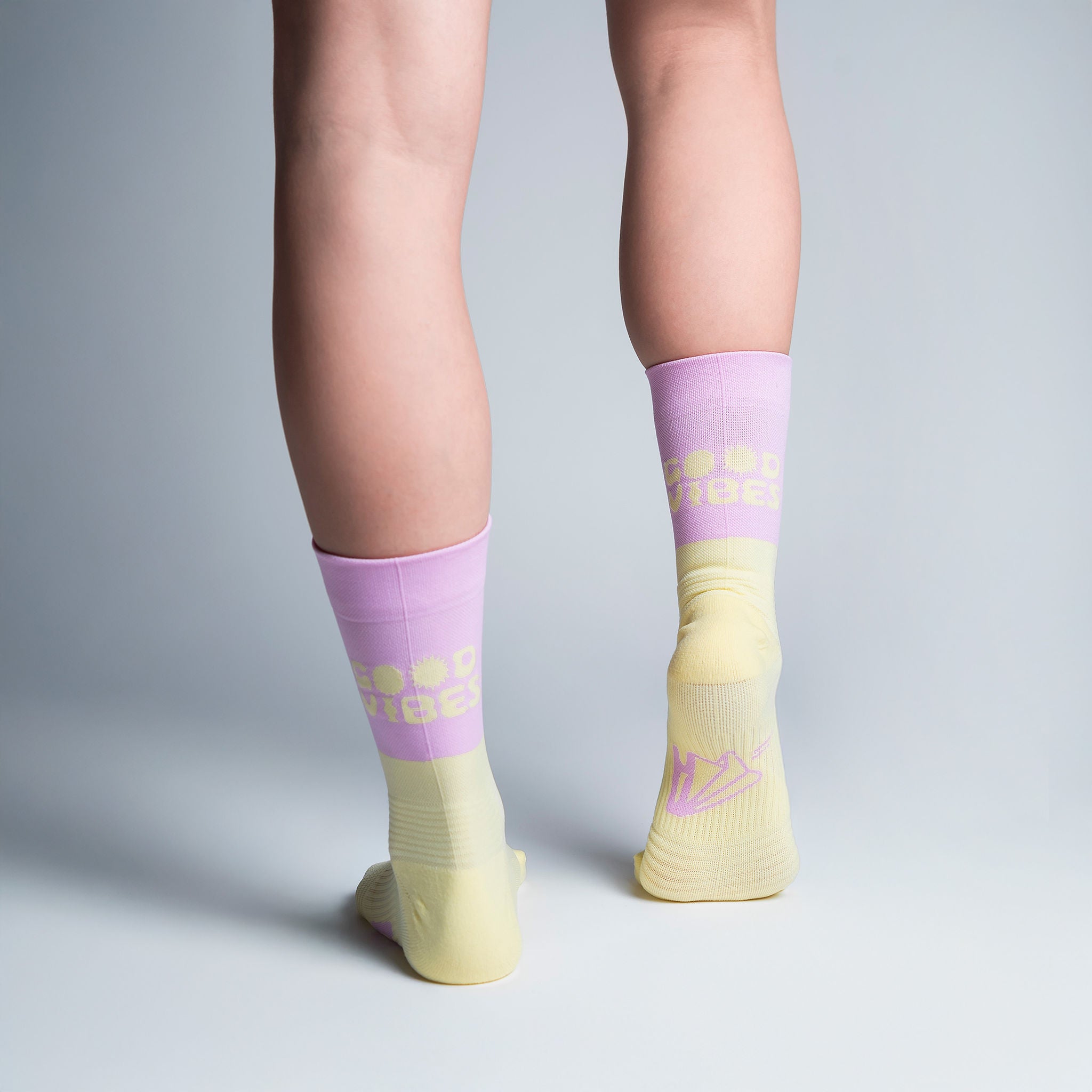 Calcetas deportivas Good Vibes para running, maratón y ciclismo. Con diseño técnico transpirable, compresión media y soporte en arco plantar, costura antiampollas.