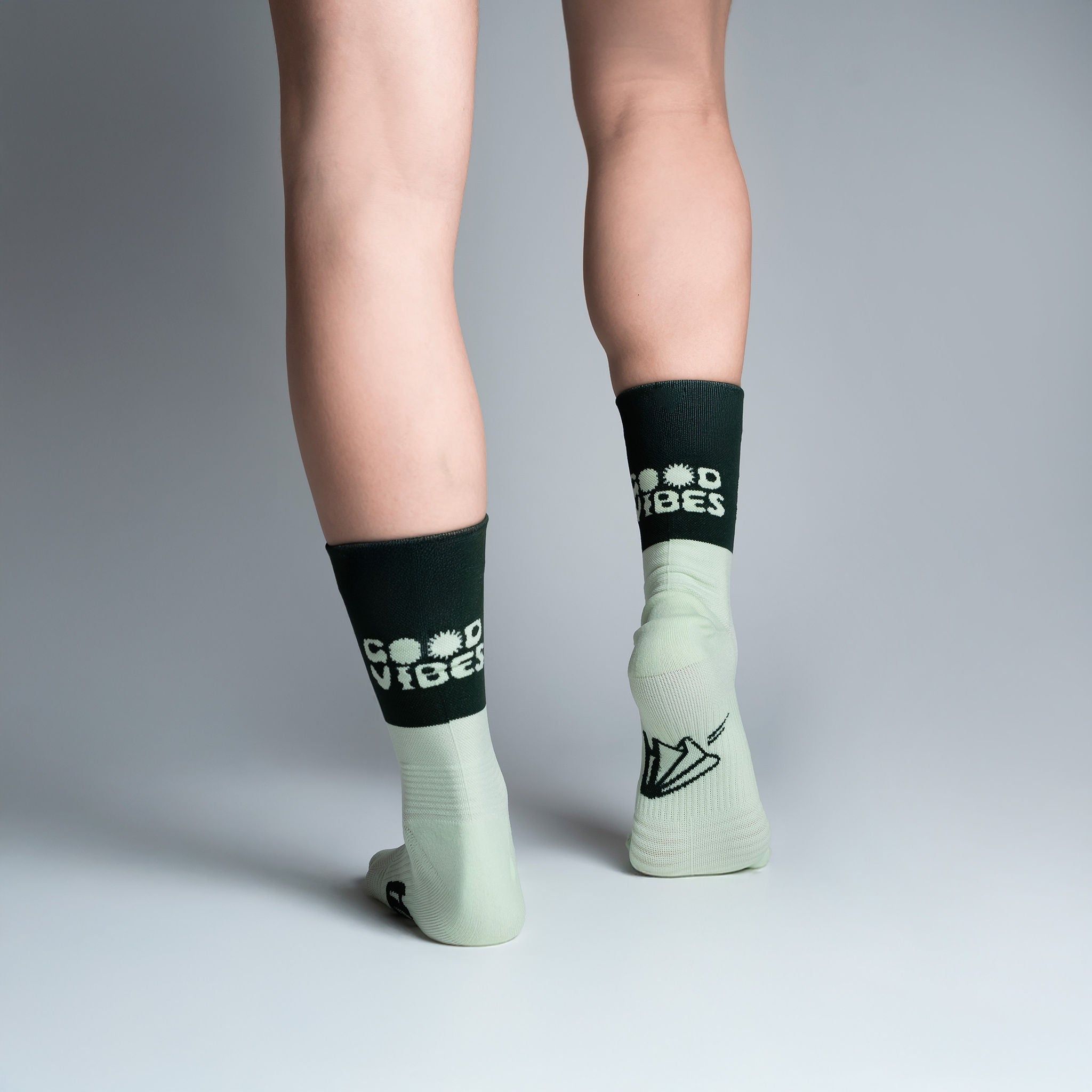 Calcetas deportivas Good Vibes para running, maratón y ciclismo. Con diseño técnico transpirable, compresión media y soporte en arco plantar, costura antiampollas.
