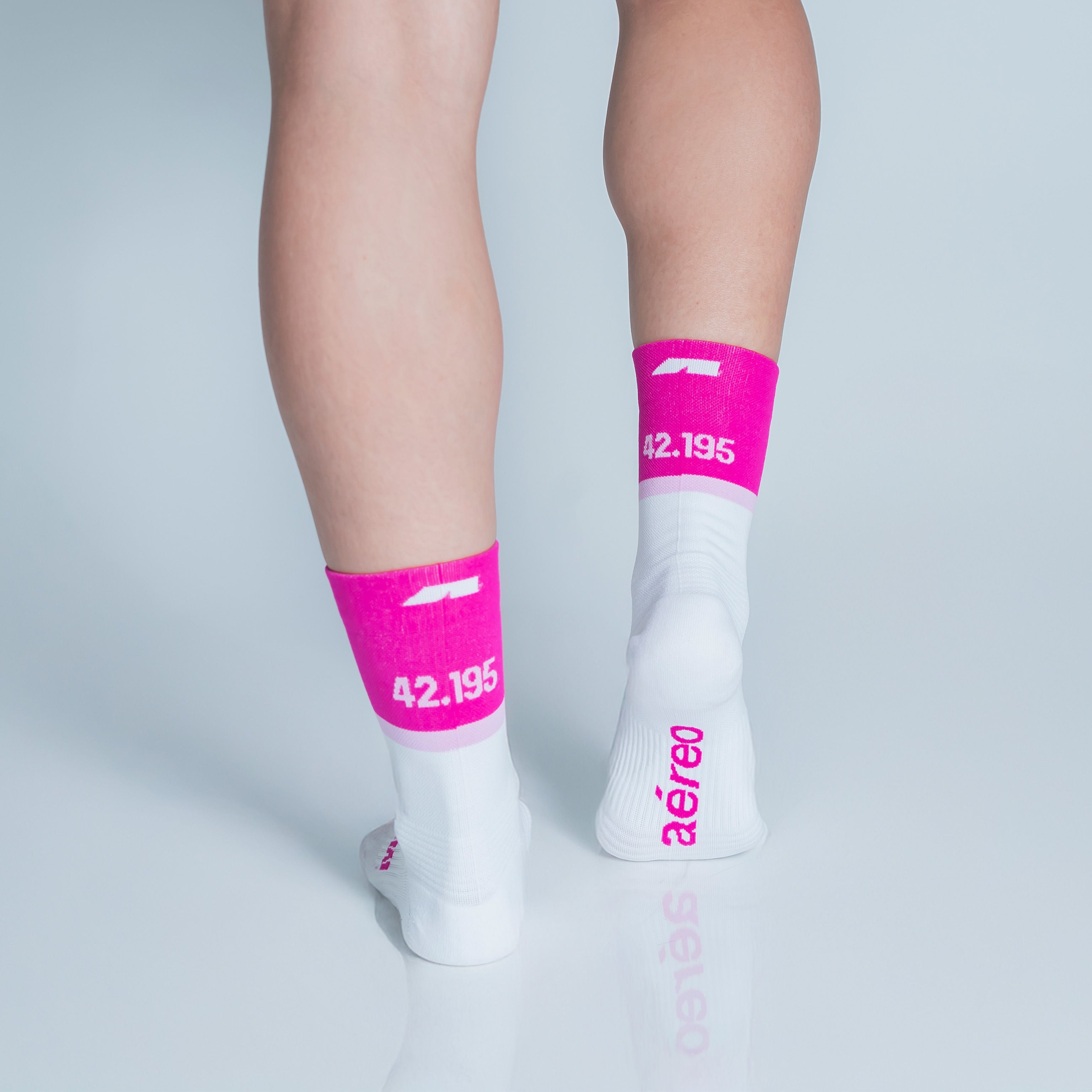 Calcetas deportivas Marathon Junkie para running, maratón y ciclismo. Con diseño técnico transpirable, compresión media y soporte en arco plantar, costura antiampollas.