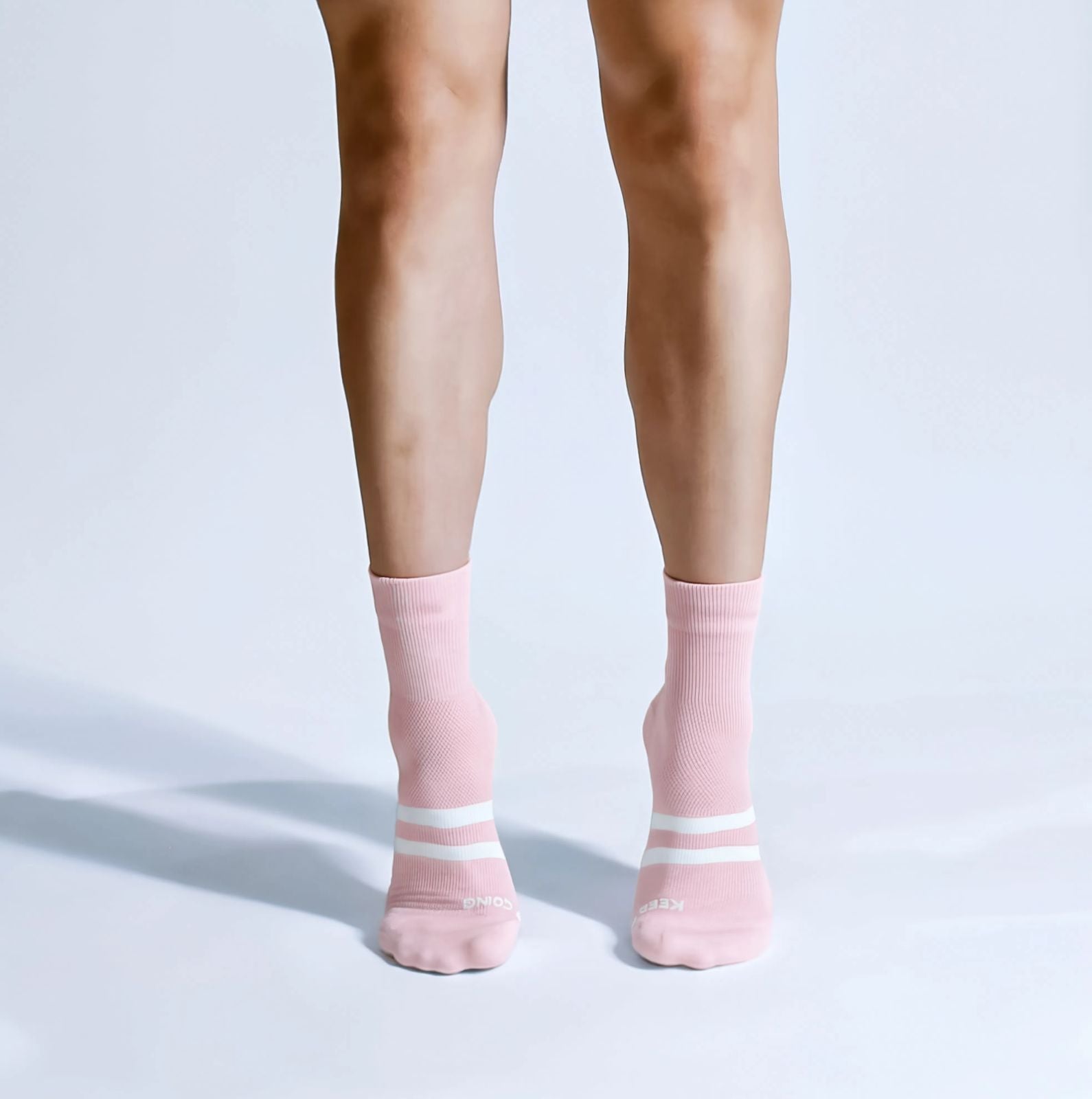 Calcetas deportivas Mini Pro para running, maratón y ciclismo. Con diseño técnico transpirable, compresión media y soporte en arco plantar, costura antiampollas.