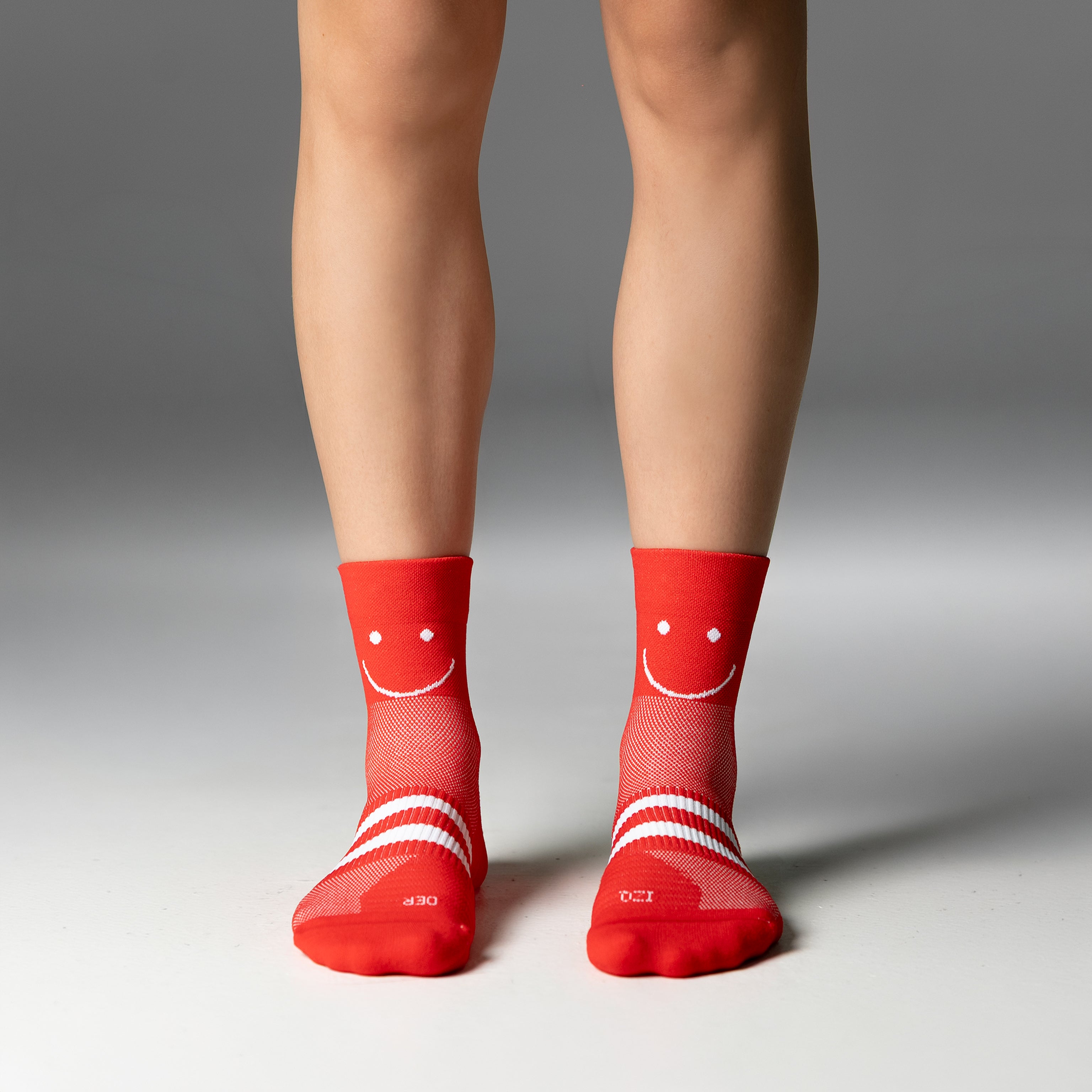 Calcetas deportivas Mini Smiles Pro para running, maratón y ciclismo. Con diseño técnico transpirable, compresión media y soporte en arco plantar, costura antiampollas.