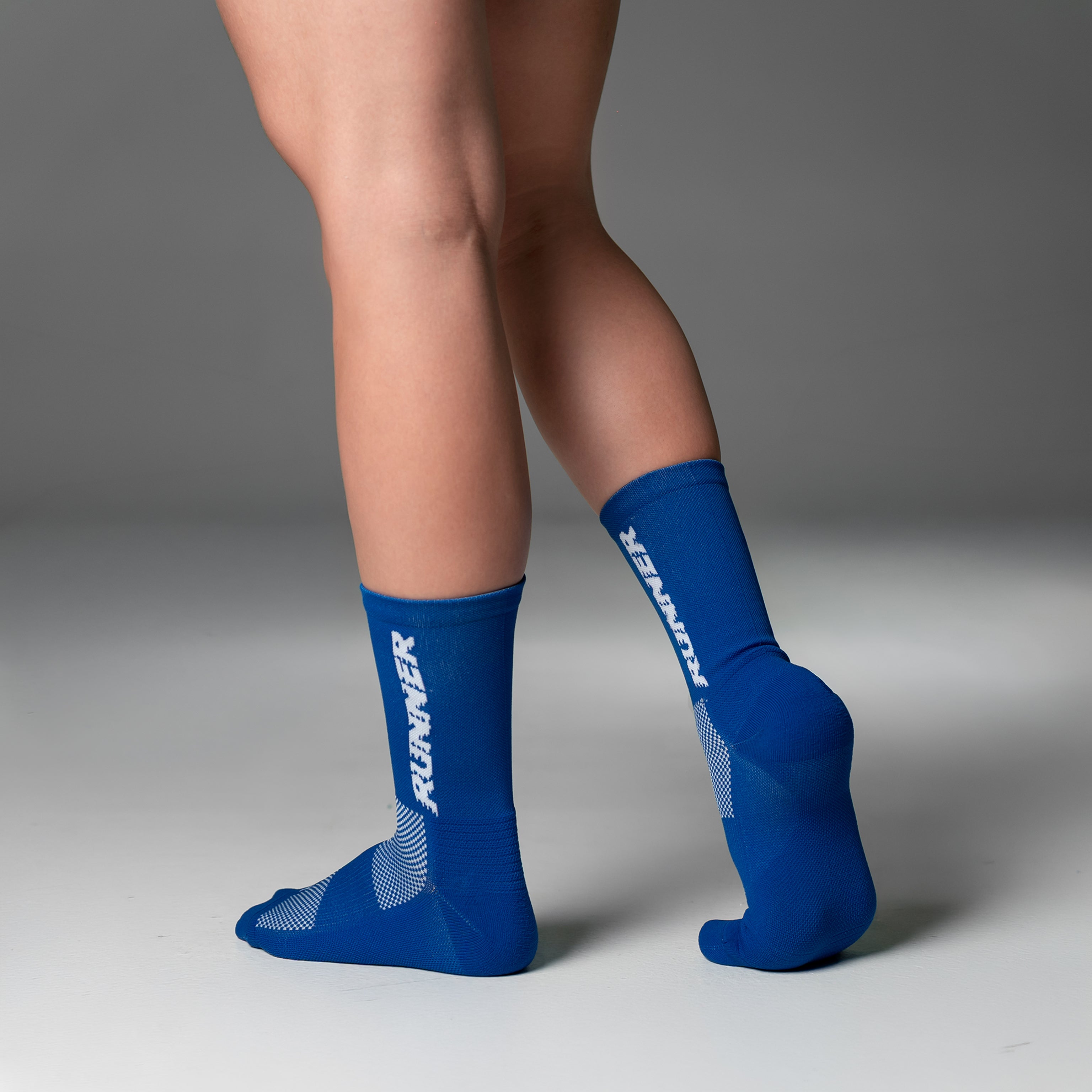 Calcetas deportivas Runner Pro para running, maratón y ciclismo. Con diseño técnico transpirable, compresión media y soporte en arco plantar, costura antiampollas.