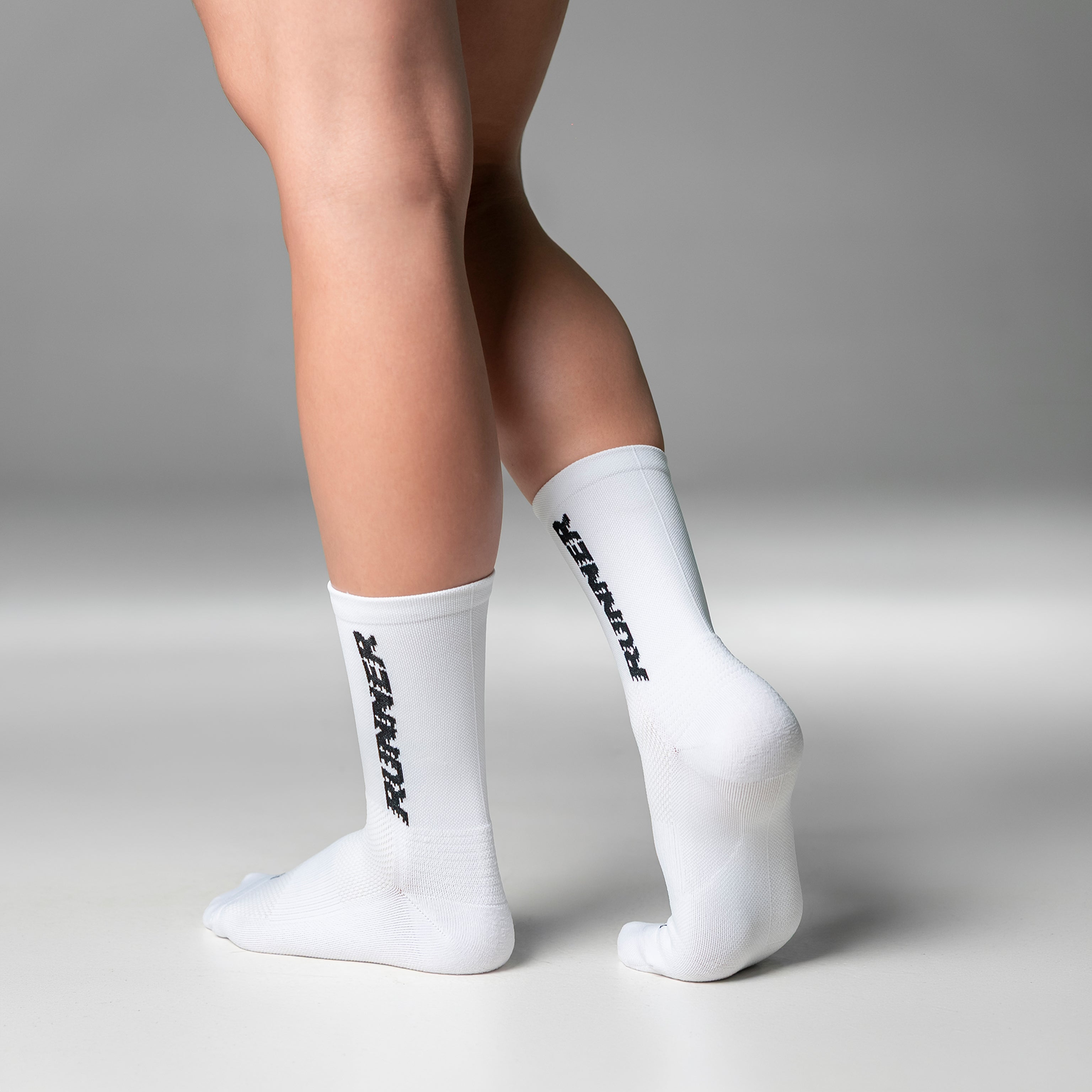 Calcetas deportivas Runner Pro para running, maratón y ciclismo. Con diseño técnico transpirable, compresión media y soporte en arco plantar, costura antiampollas.