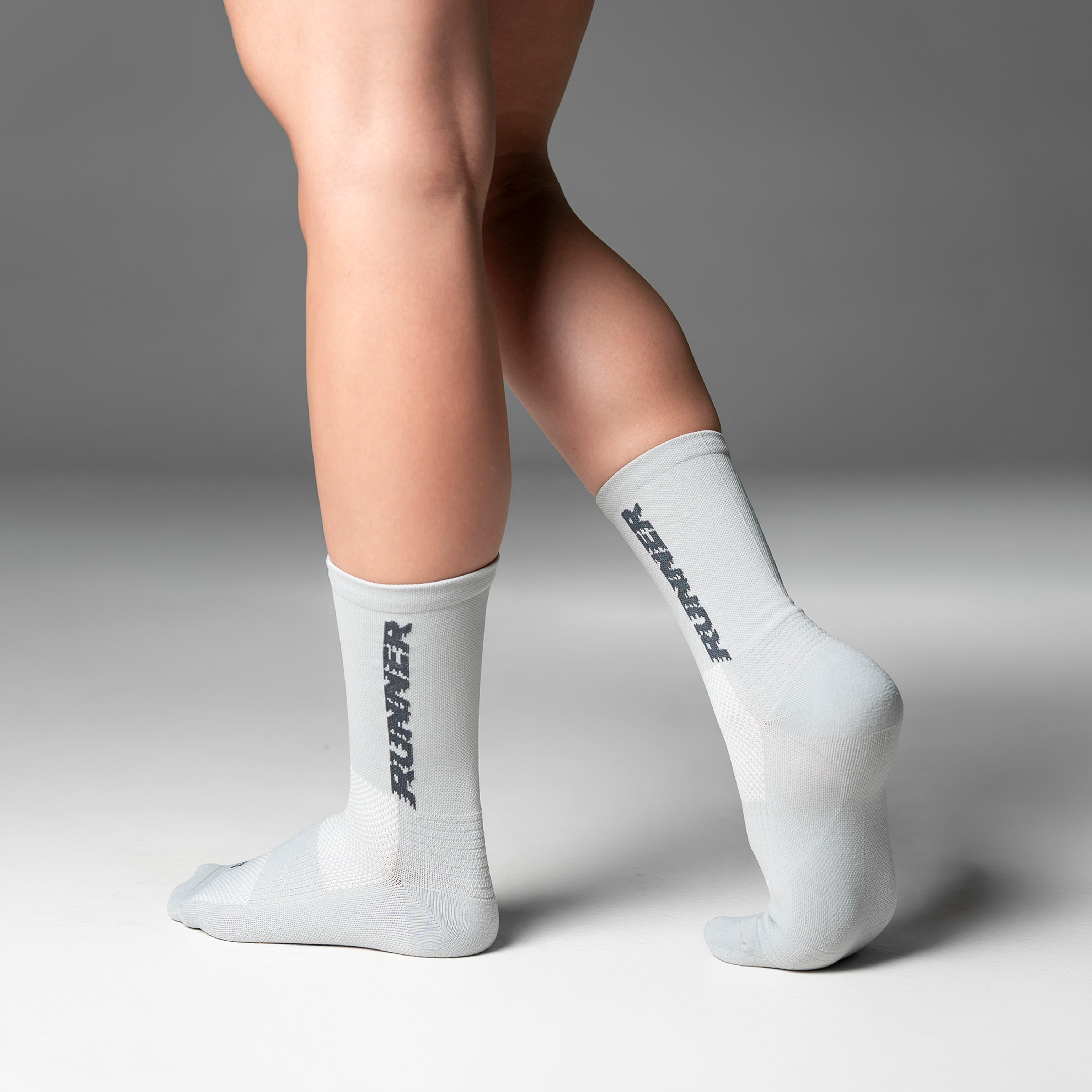 Calcetas deportivas Runner Pro para running, maratón y ciclismo. Con diseño técnico transpirable, compresión media y soporte en arco plantar, costura antiampollas.