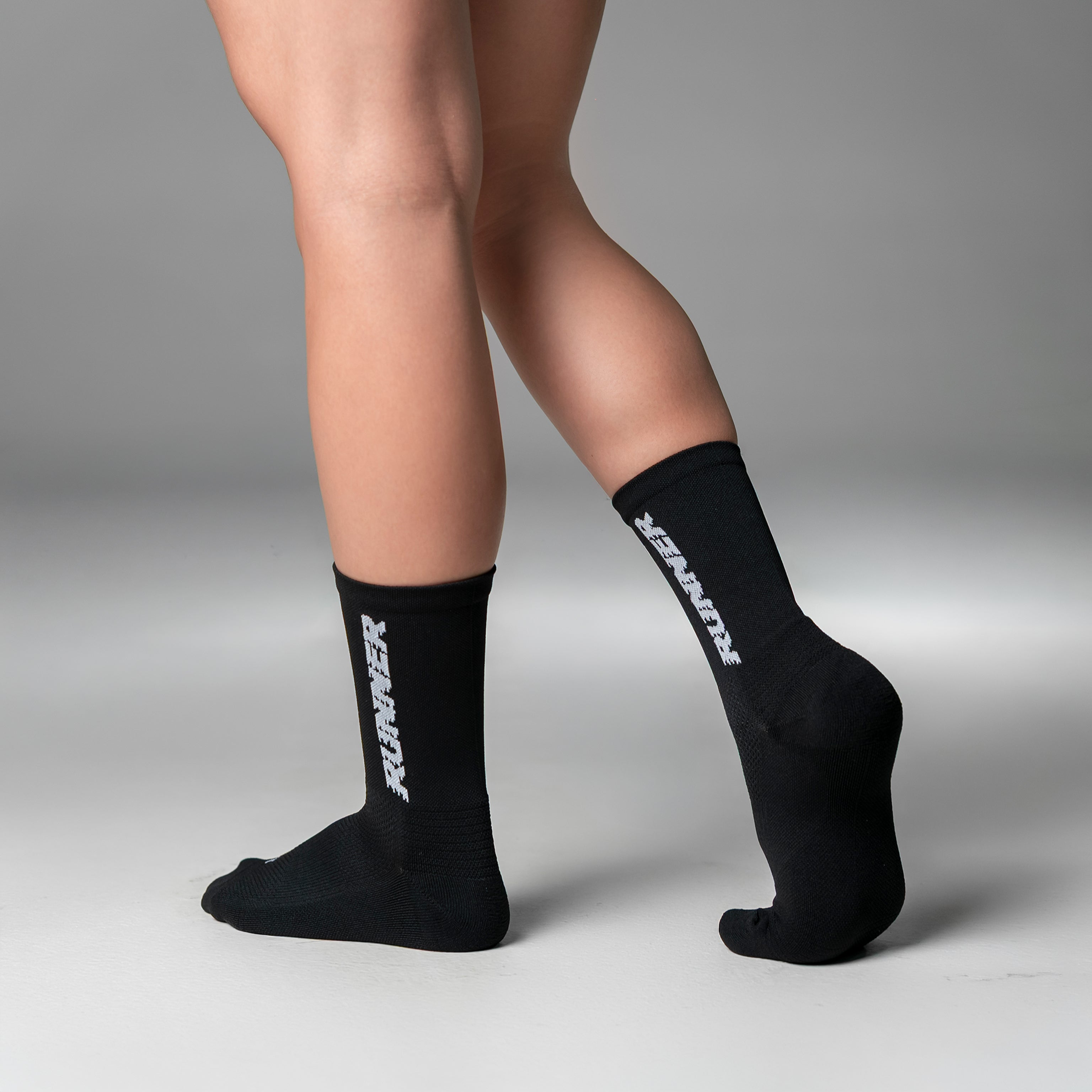 Calcetas deportivas Runner Pro para running, maratón y ciclismo. Con diseño técnico transpirable, compresión media y soporte en arco plantar, costura antiampollas.