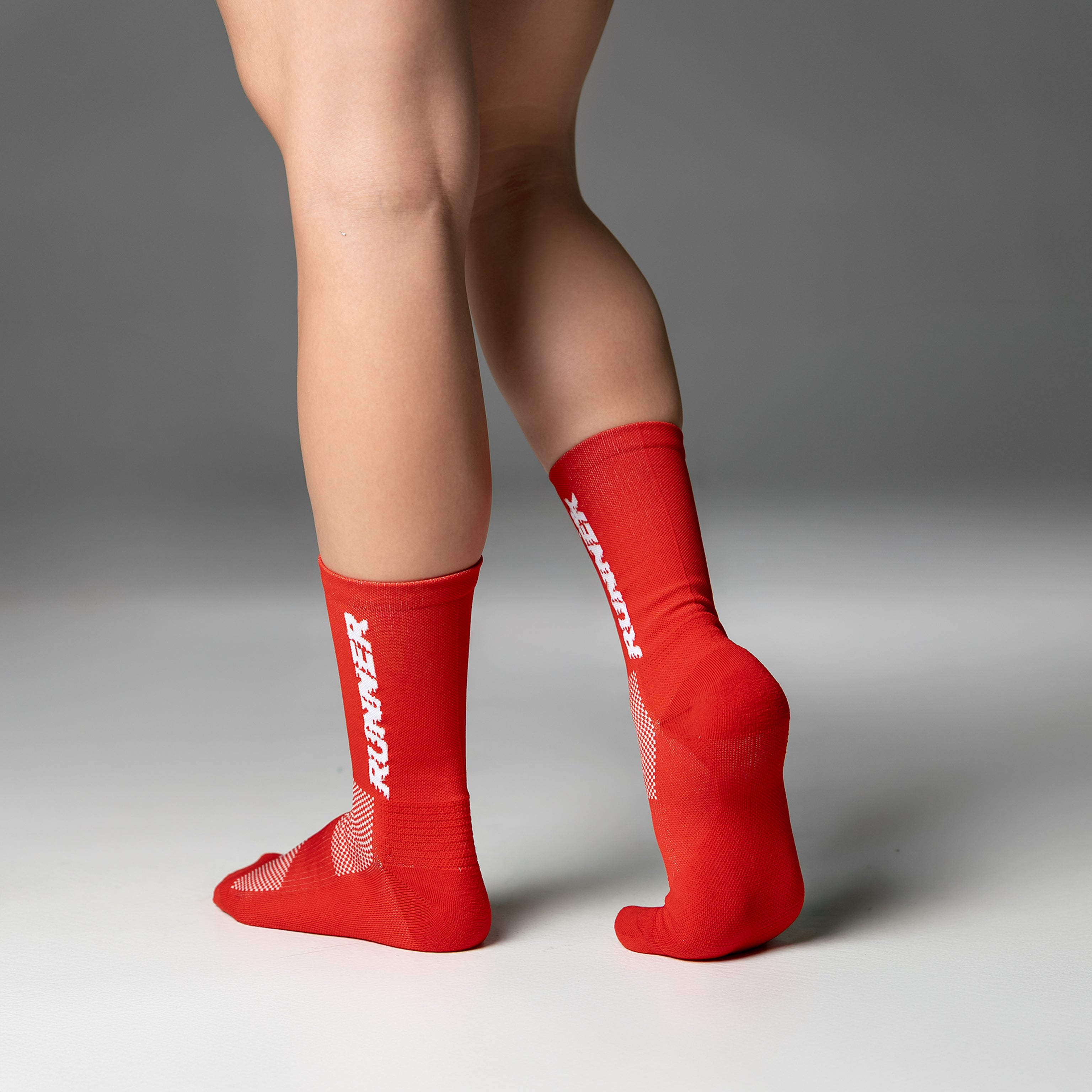 Calcetas deportivas Runner Pro para running, maratón y ciclismo. Con diseño técnico transpirable, compresión media y soporte en arco plantar, costura antiampollas.