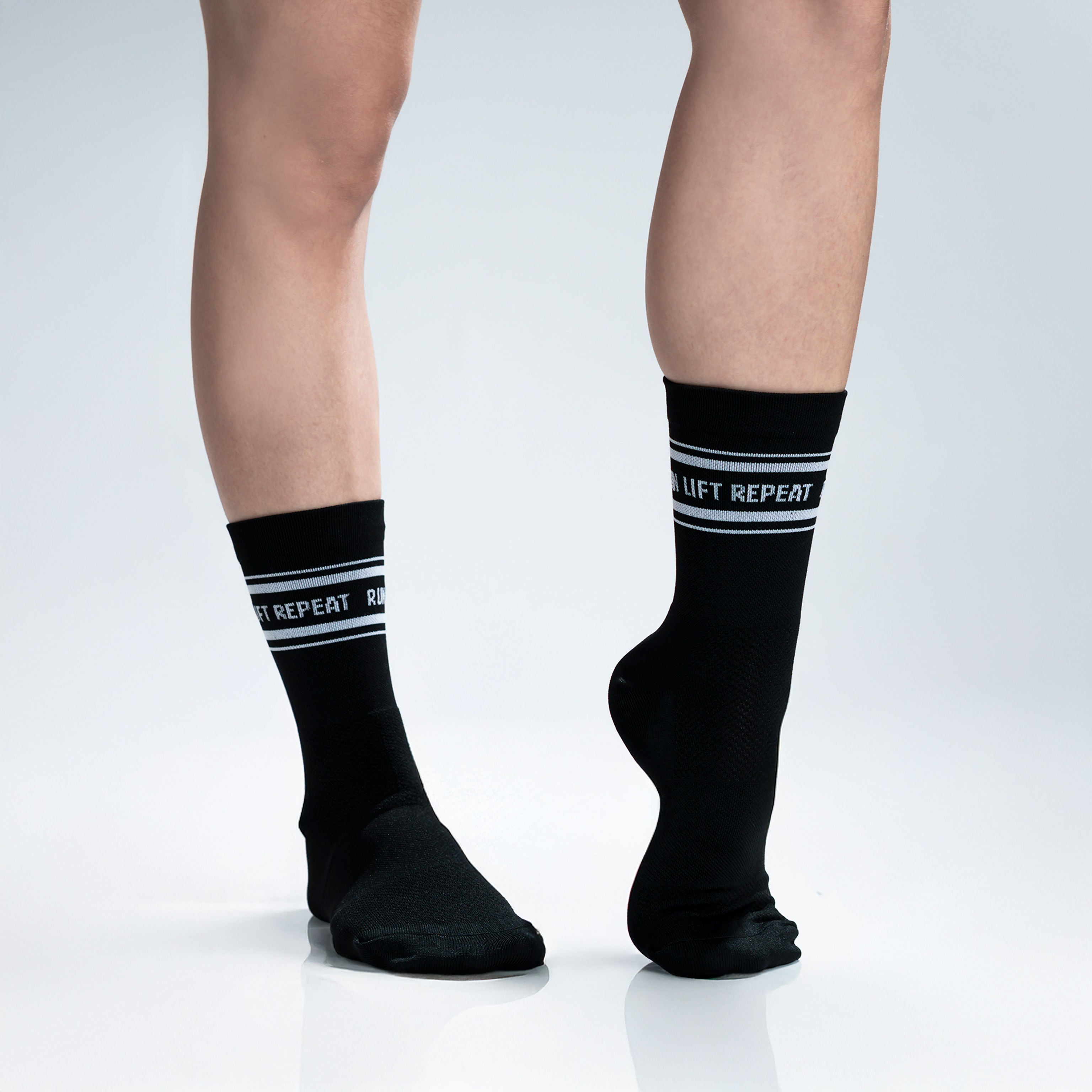 Calcetas deportivas Run Lift Repeat– Rendimiento y estilo para runners y atletas HYROX. Compresión media, costura antiampollas y textura ligera para máxima comodidad y soporte.