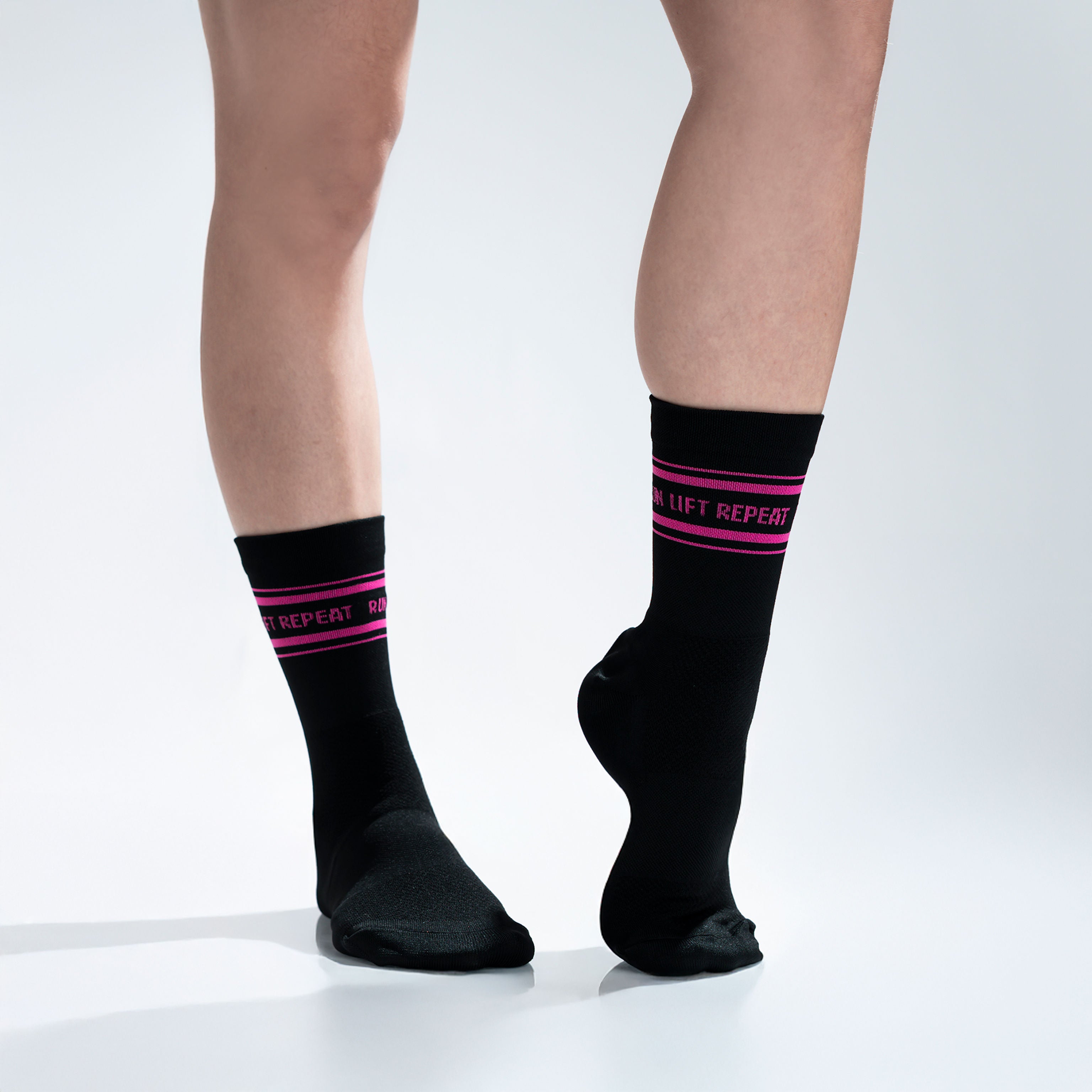 Calcetas deportivas Run Lift Repeat– Rendimiento y estilo para runners y atletas HYROX. Compresión media, costura antiampollas y textura ligera para máxima comodidad y soporte.