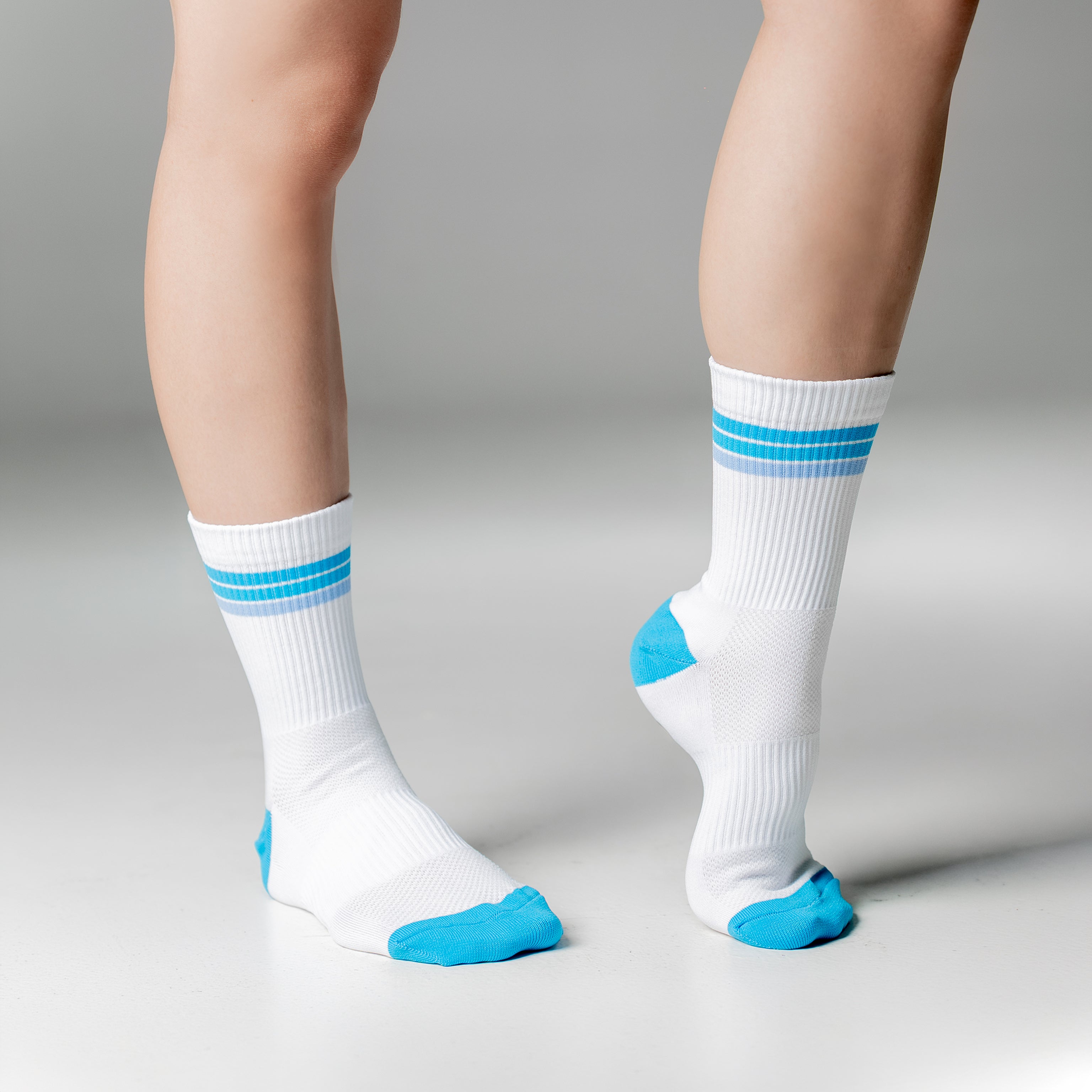 Calcetas deportivas Stripes Classic para correr y entrenar, diseño moderno con líneas de colores y textura ligera.
