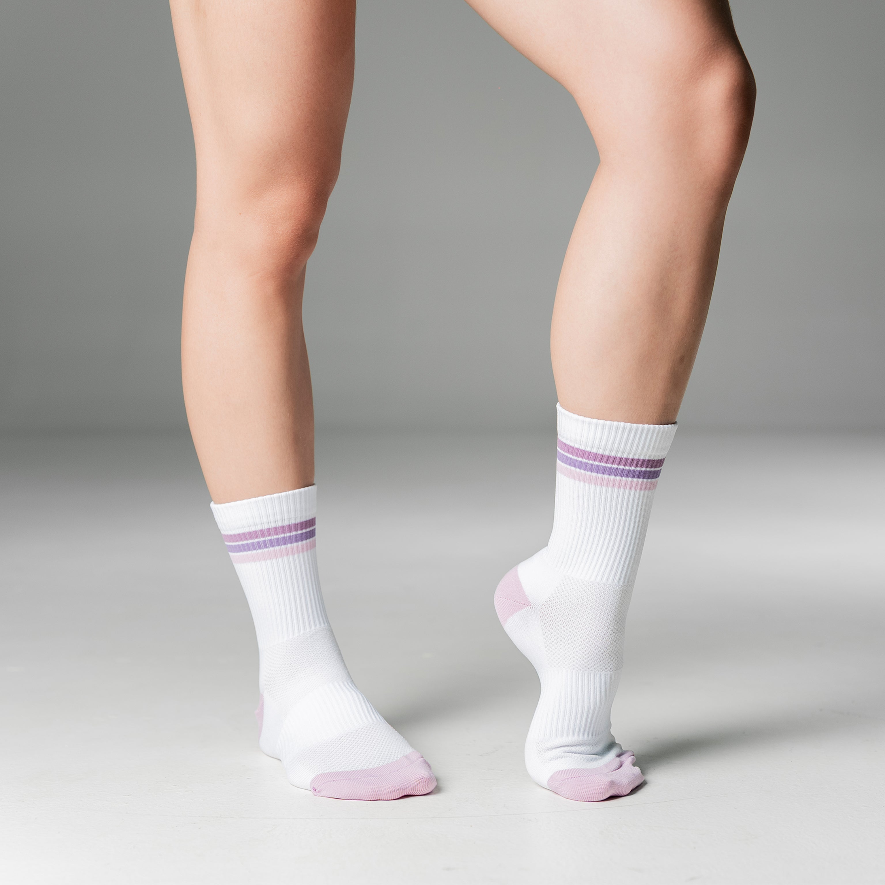 Calcetas deportivas Stripes Classic para correr y entrenar, diseño moderno con líneas de colores y textura ligera.