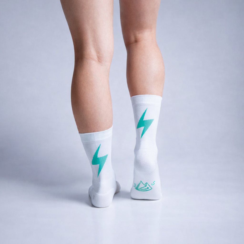 Calcetas deportivas Pro Thunder para running, maratón y ciclismo. Con diseño técnico transpirable, compresión media y soporte en arco plantar, costura antiampollas.