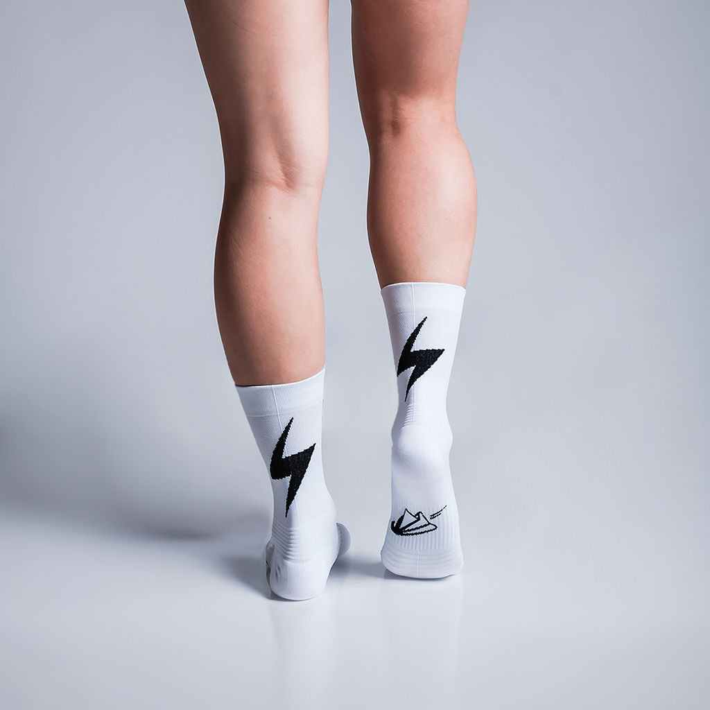 Calcetas deportivas Pro Thunder para running, maratón y ciclismo. Con diseño técnico transpirable, compresión media y soporte en arco plantar, costura antiampollas.