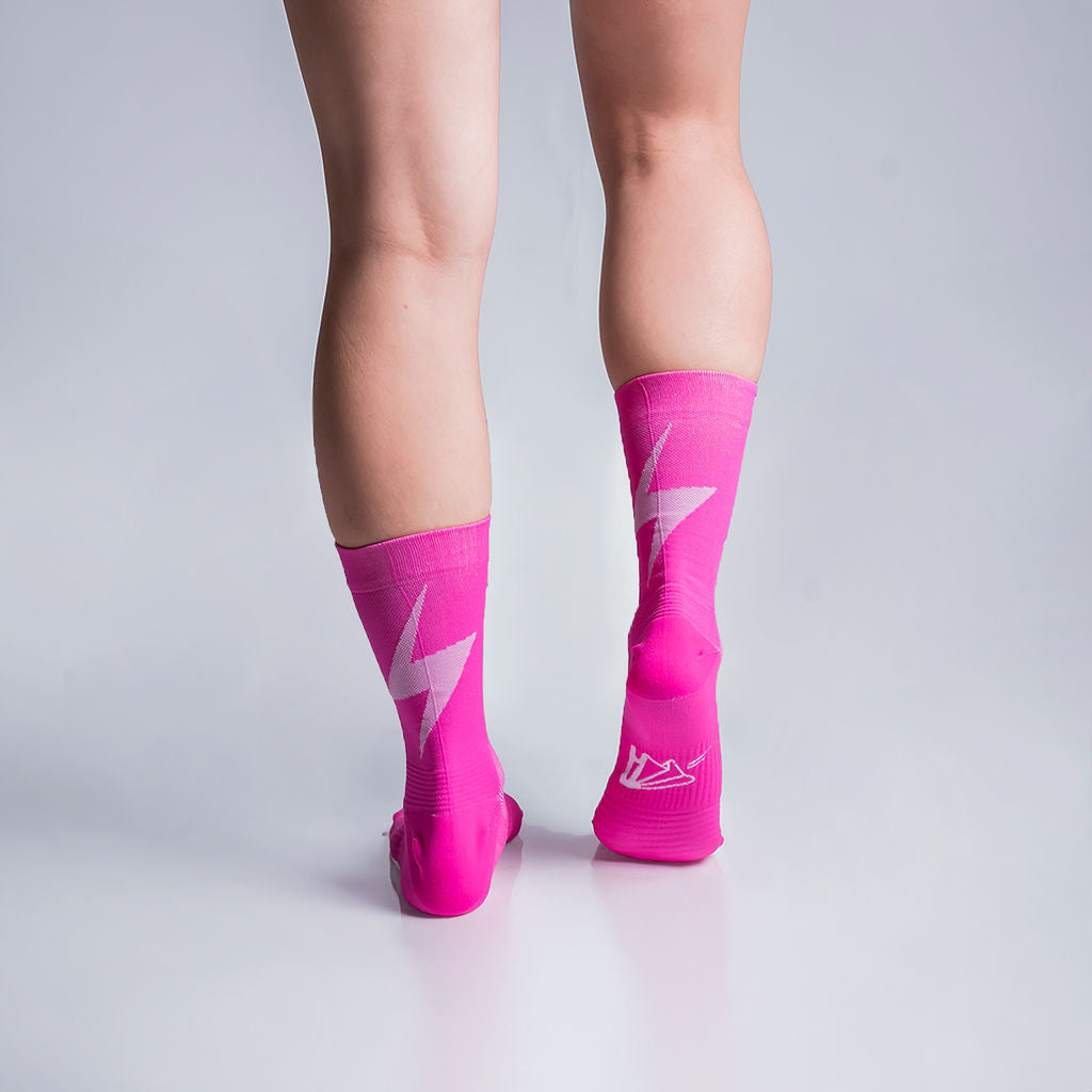 Calcetas deportivas Pro Thunder para running, maratón y ciclismo. Con diseño técnico transpirable, compresión media y soporte en arco plantar, costura antiampollas.