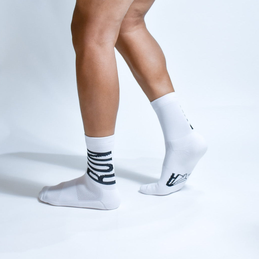Calcetas deportivas Intensity Run con tejido transpirable, soporte técnico y compresión media para mayor estabilidad en cada kilómetro. Ideales para correr entrenamientos diarios y distancias largas.