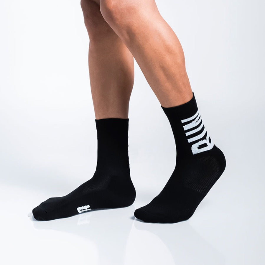 Calcetas deportivas Intensity Run con tejido transpirable, soporte técnico y compresión media para mayor estabilidad en cada kilómetro. Ideales para correr entrenamientos diarios y distancias largas.