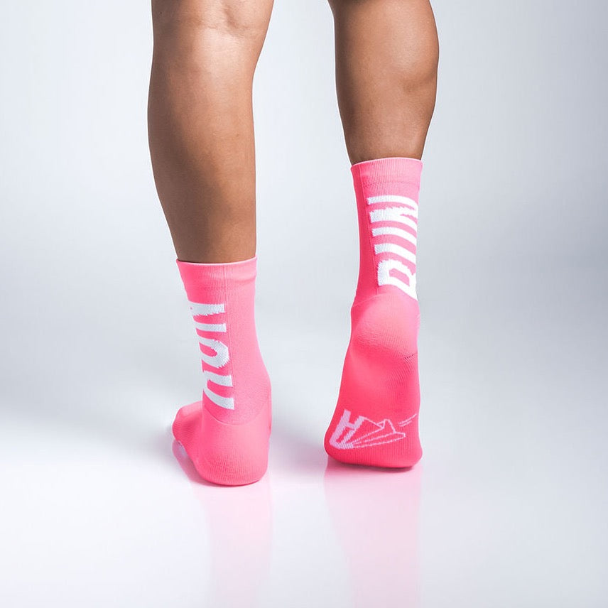 Calcetas deportivas Intensity Run con tejido transpirable, soporte técnico y compresión media para mayor estabilidad en cada kilómetro. Ideales para correr entrenamientos diarios y distancias largas.