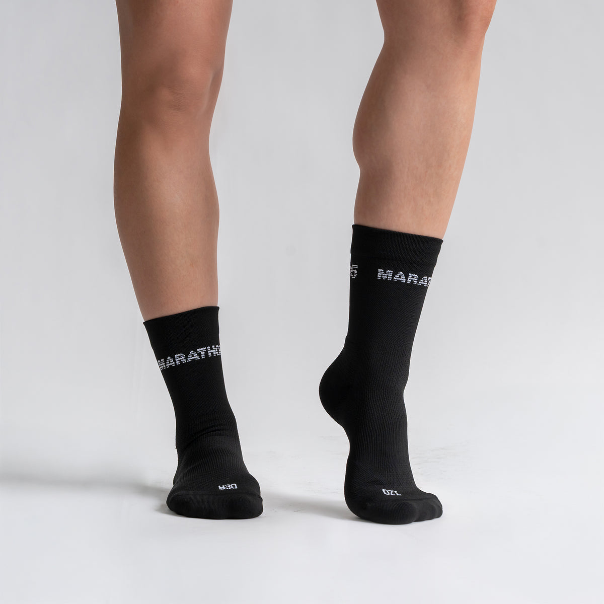 Calcetas Marathon Pro Performance para running, maratón y ciclismo. Con diseño técnico transpirable, compresión media y soporte en arco plantar, costura antiampollas.