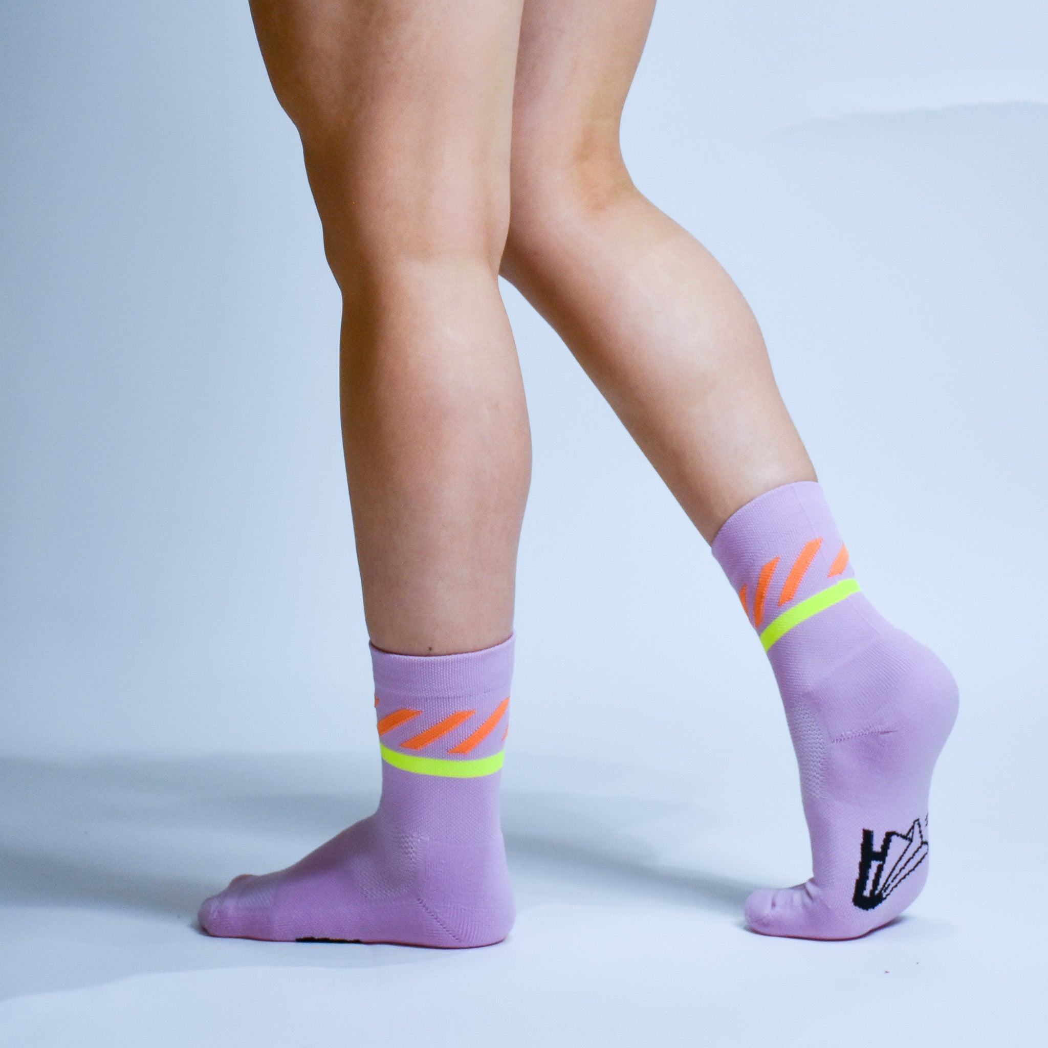 Calcetas deportivas Intensity A-3 diseñadas para corredores. Tejido transpirable, soporte técnico y compresión ligera para mayor comodidad en entrenamientos y carreras.