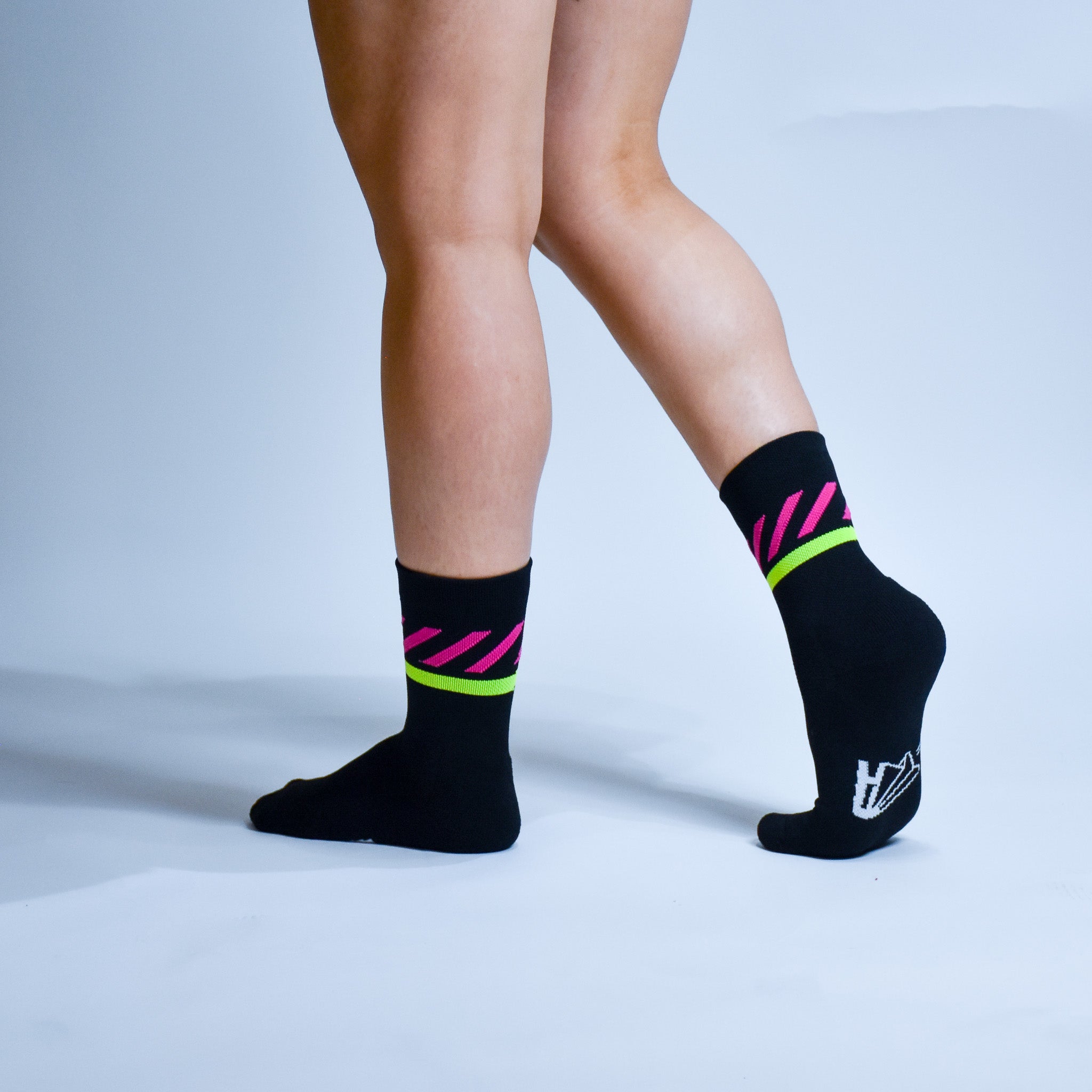 Calcetas deportivas Intensity A-3 diseñadas para corredores. Tejido transpirable, soporte técnico y compresión ligera para mayor comodidad en entrenamientos y carreras.