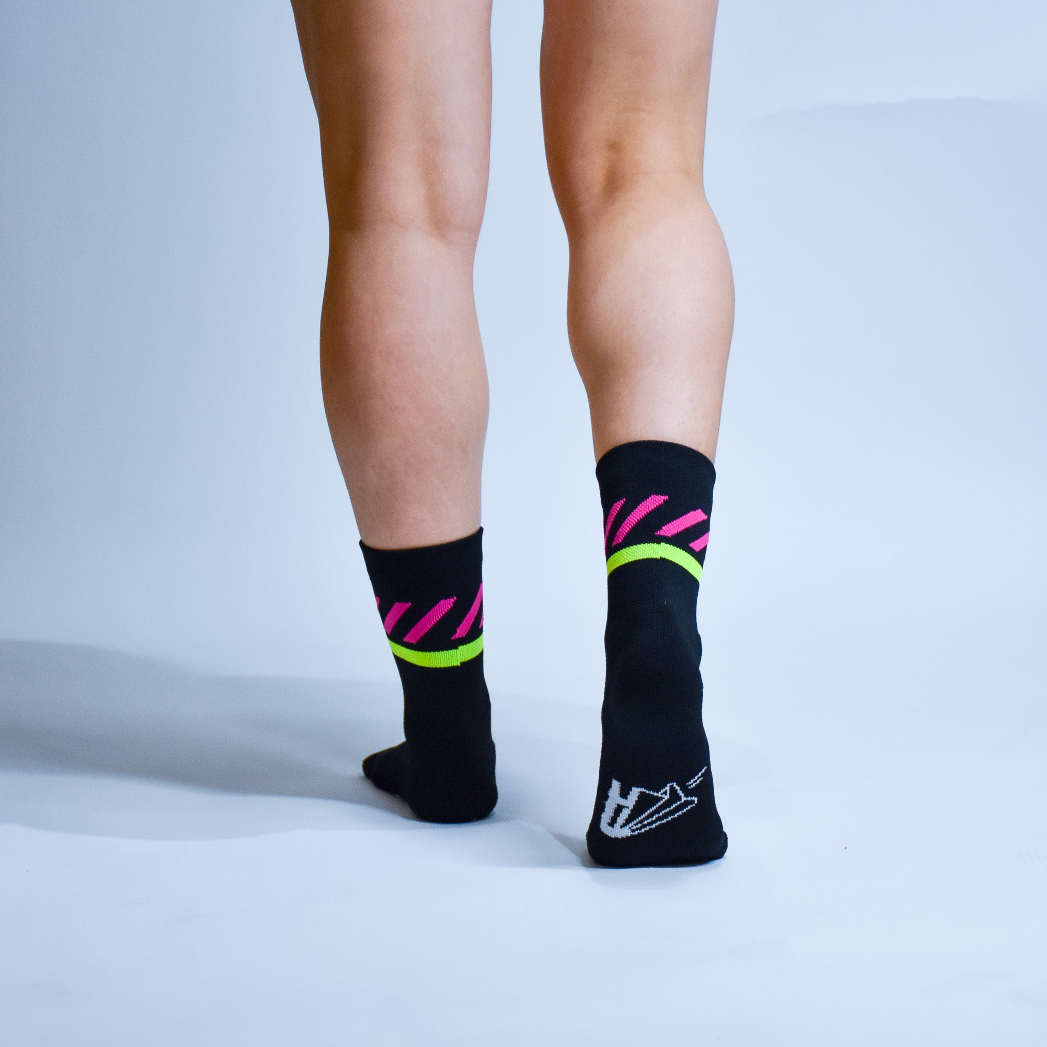 Calcetas deportivas Intensity A-3 diseñadas para corredores. Tejido transpirable, soporte técnico y compresión ligera para mayor comodidad en entrenamientos y carreras.