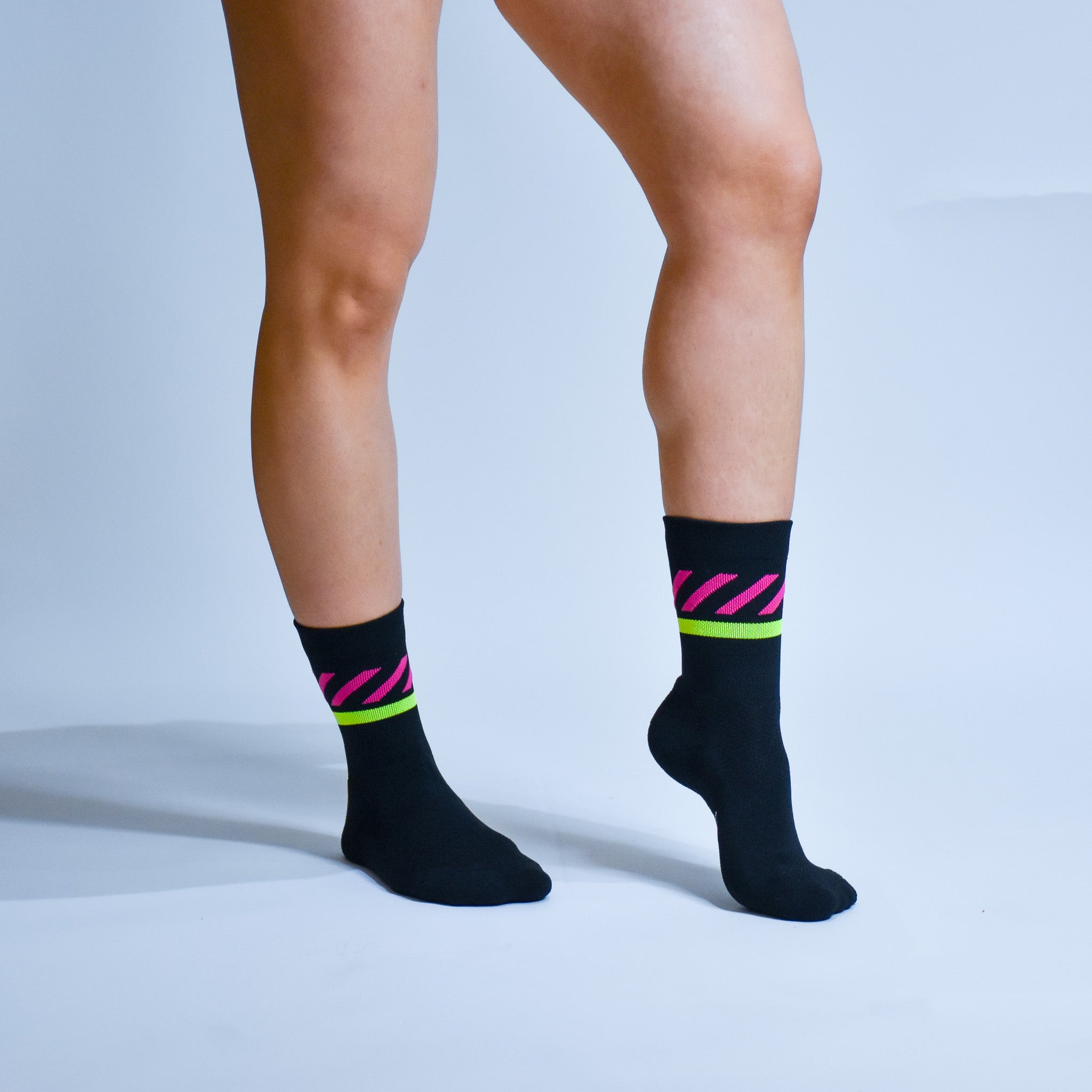 Calcetas deportivas Intensity A-3 diseñadas para corredores. Tejido transpirable, soporte técnico y compresión ligera para mayor comodidad en entrenamientos y carreras.