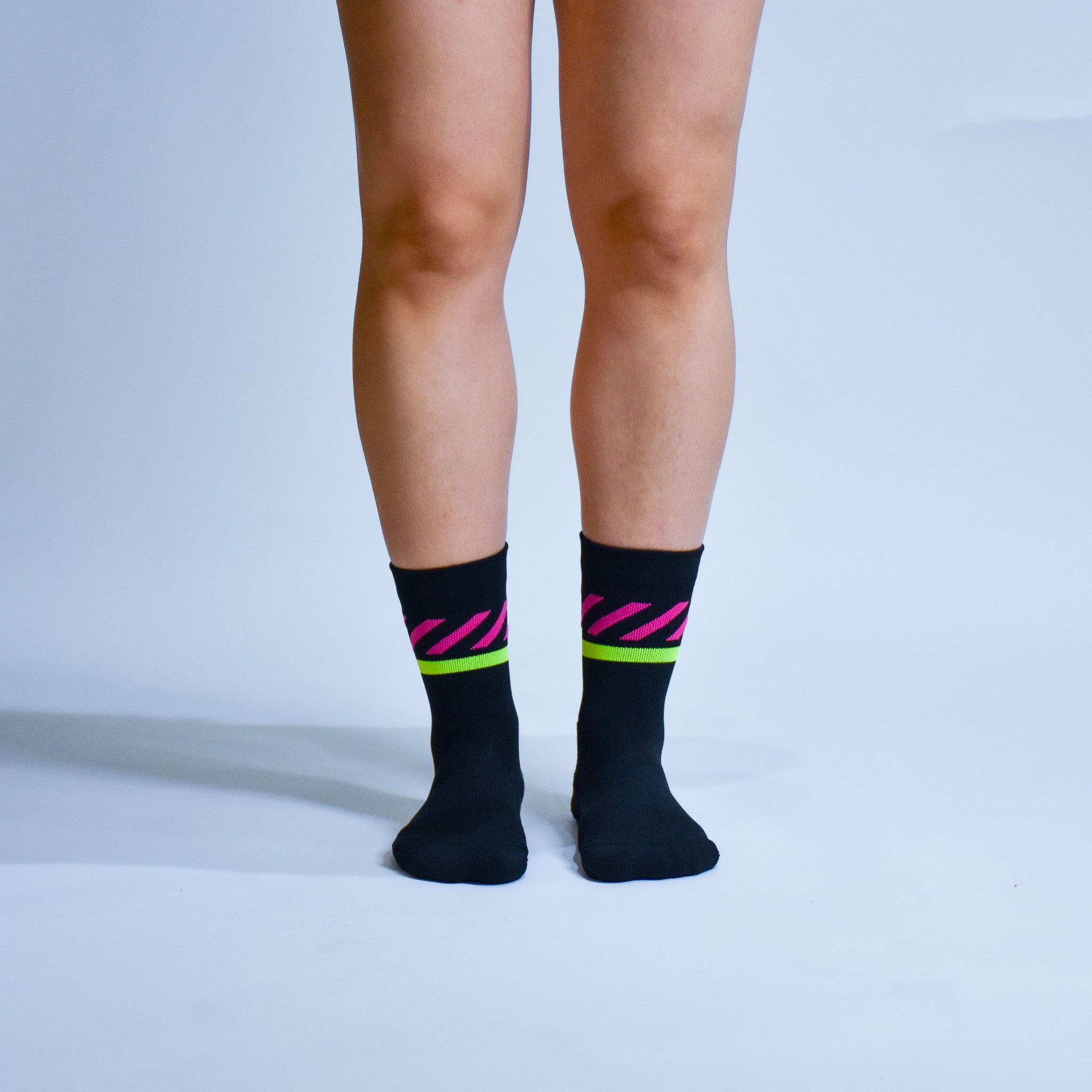 Calcetas deportivas Intensity A-3 diseñadas para corredores. Tejido transpirable, soporte técnico y compresión ligera para mayor comodidad en entrenamientos y carreras.