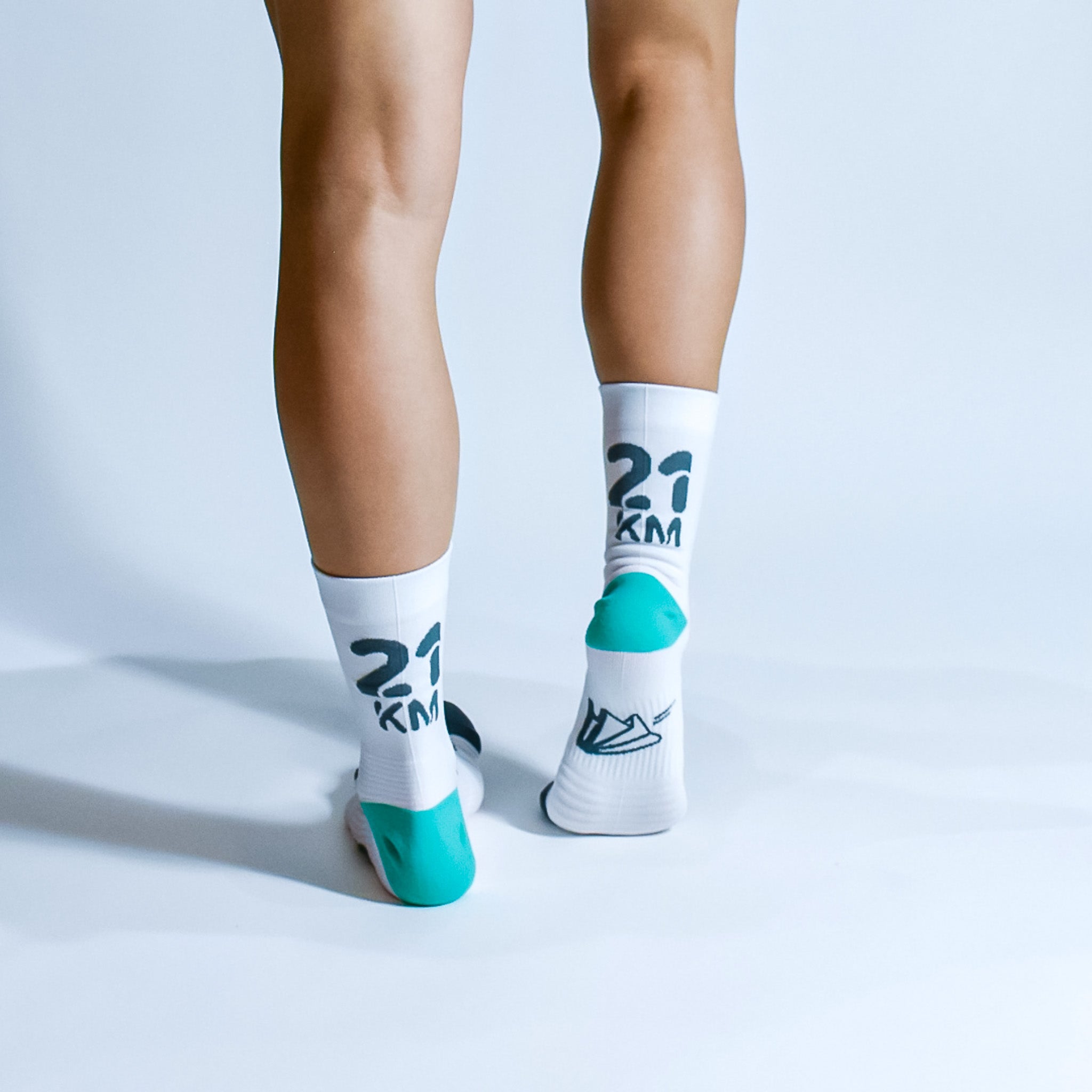 Calcetas deportivas 21 km Pro para running, maratón y ciclismo. Con diseño técnico transpirable, compresión media y soporte en arco plantar, costura antiampollas.