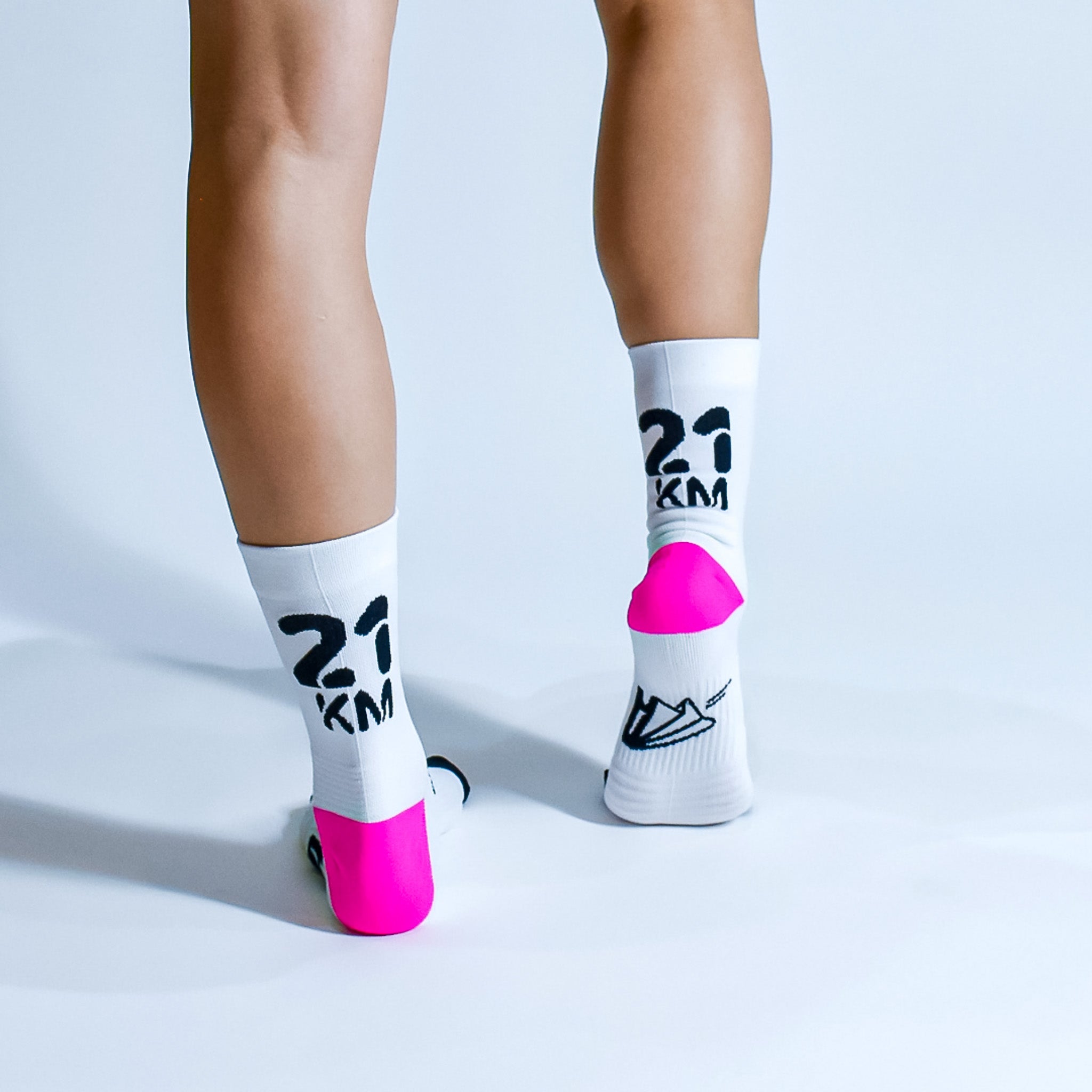 Calcetas deportivas 21 km Pro para running, maratón y ciclismo. Con diseño técnico transpirable, compresión media y soporte en arco plantar, costura antiampollas.