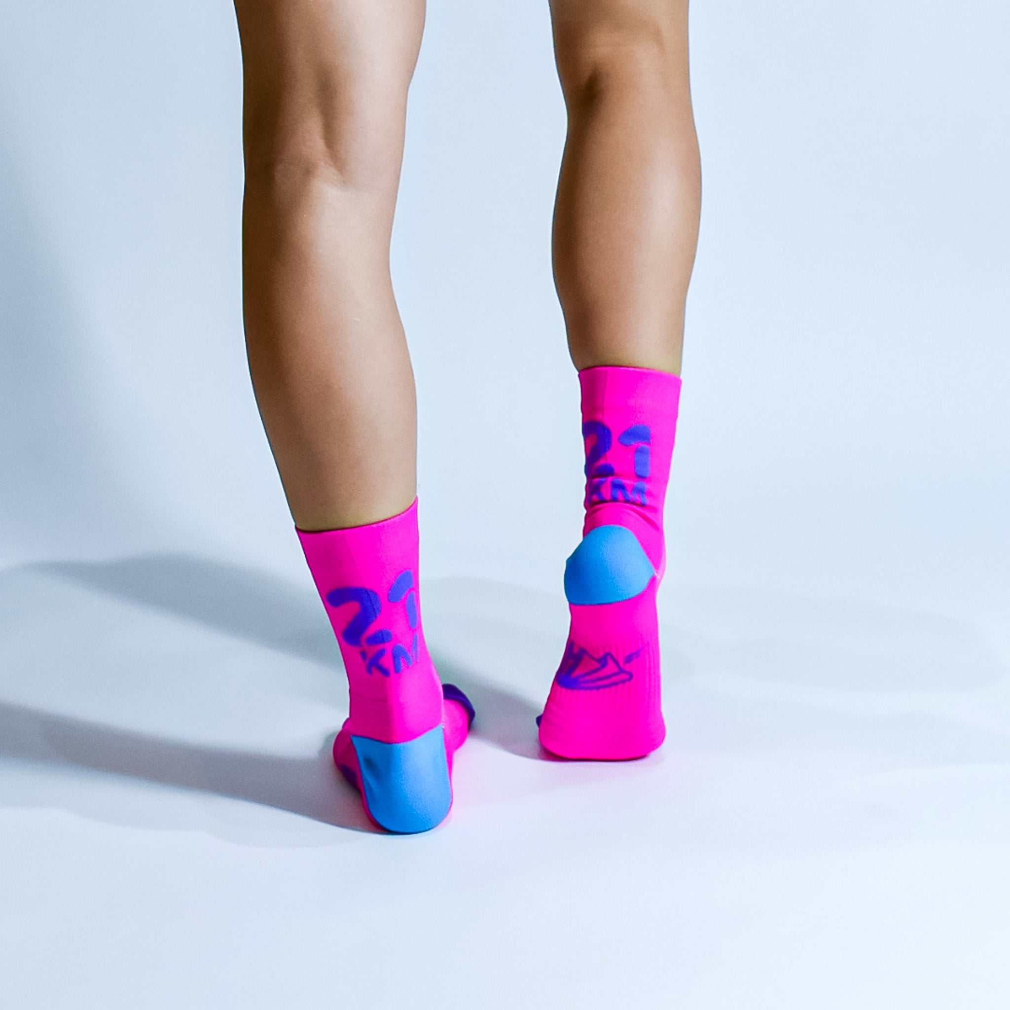 Calcetas deportivas 21 km Pro para running, maratón y ciclismo. Con diseño técnico transpirable, compresión media y soporte en arco plantar, costura antiampollas.