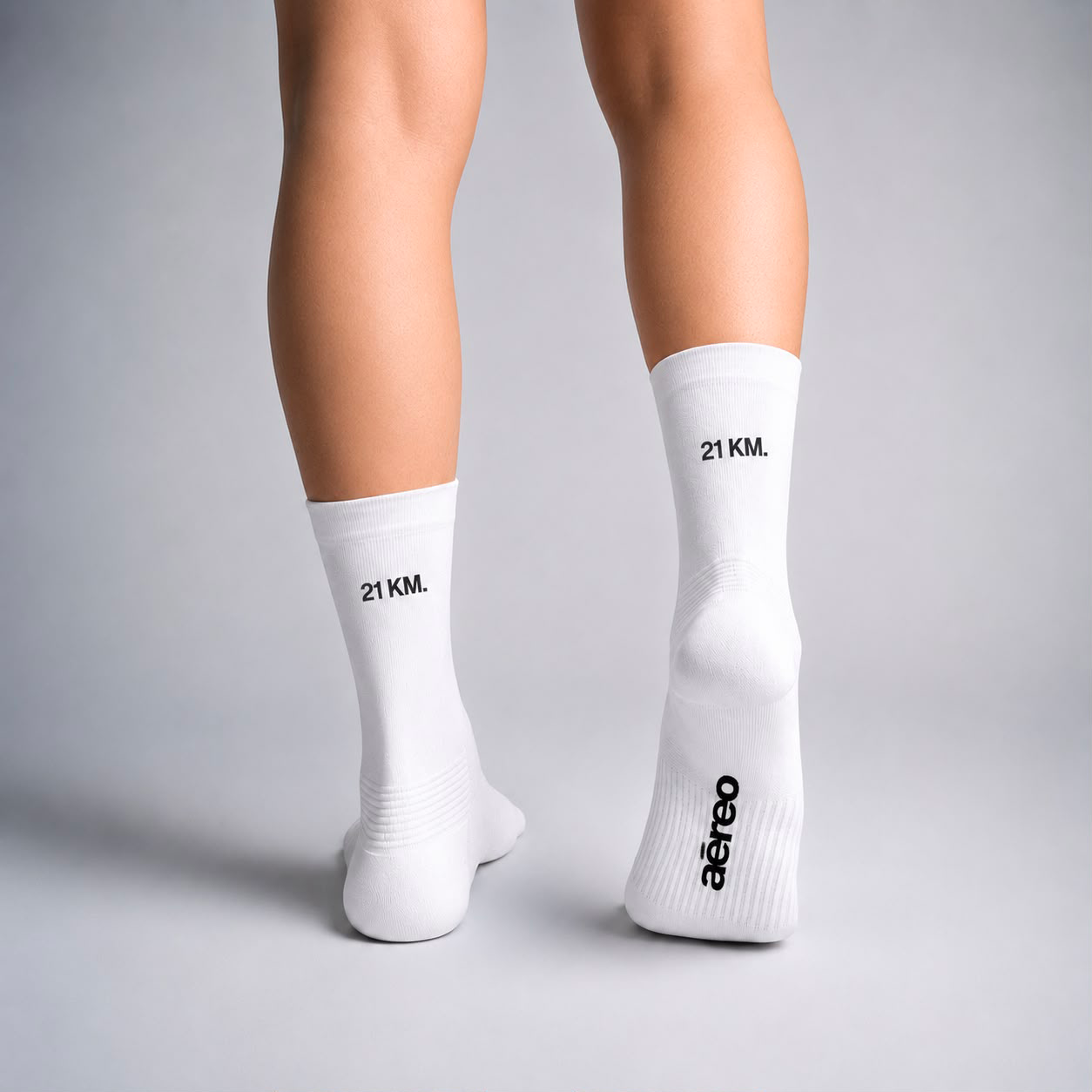 Calcetas deportivas 21 km Solace Pro para running, maratón y ciclismo. Con diseño técnico transpirable, compresión media y soporte en arco plantar, costura antiampollas.