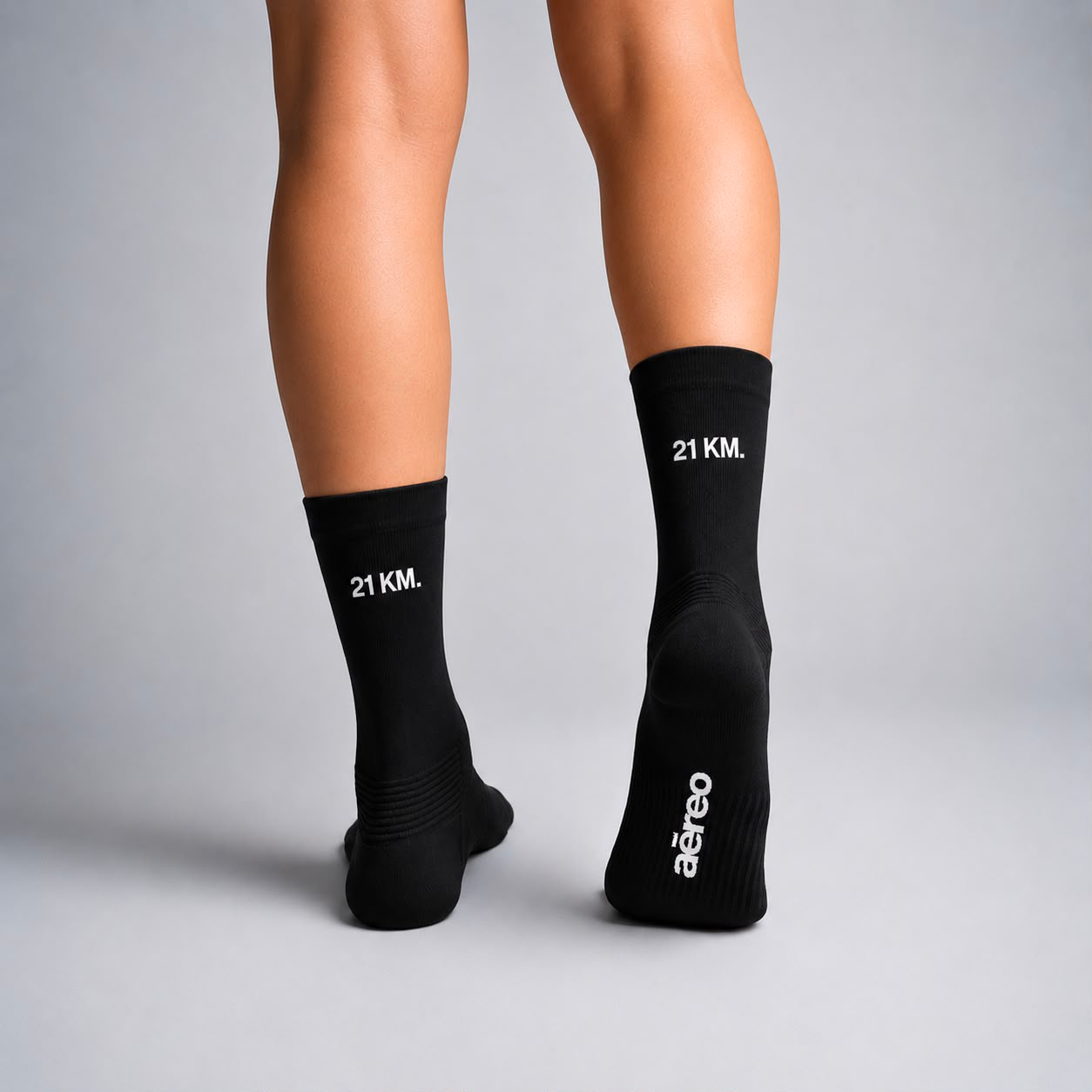 Calcetas deportivas 21 km Solace Pro para running, maratón y ciclismo. Con diseño técnico transpirable, compresión media y soporte en arco plantar, costura antiampollas.