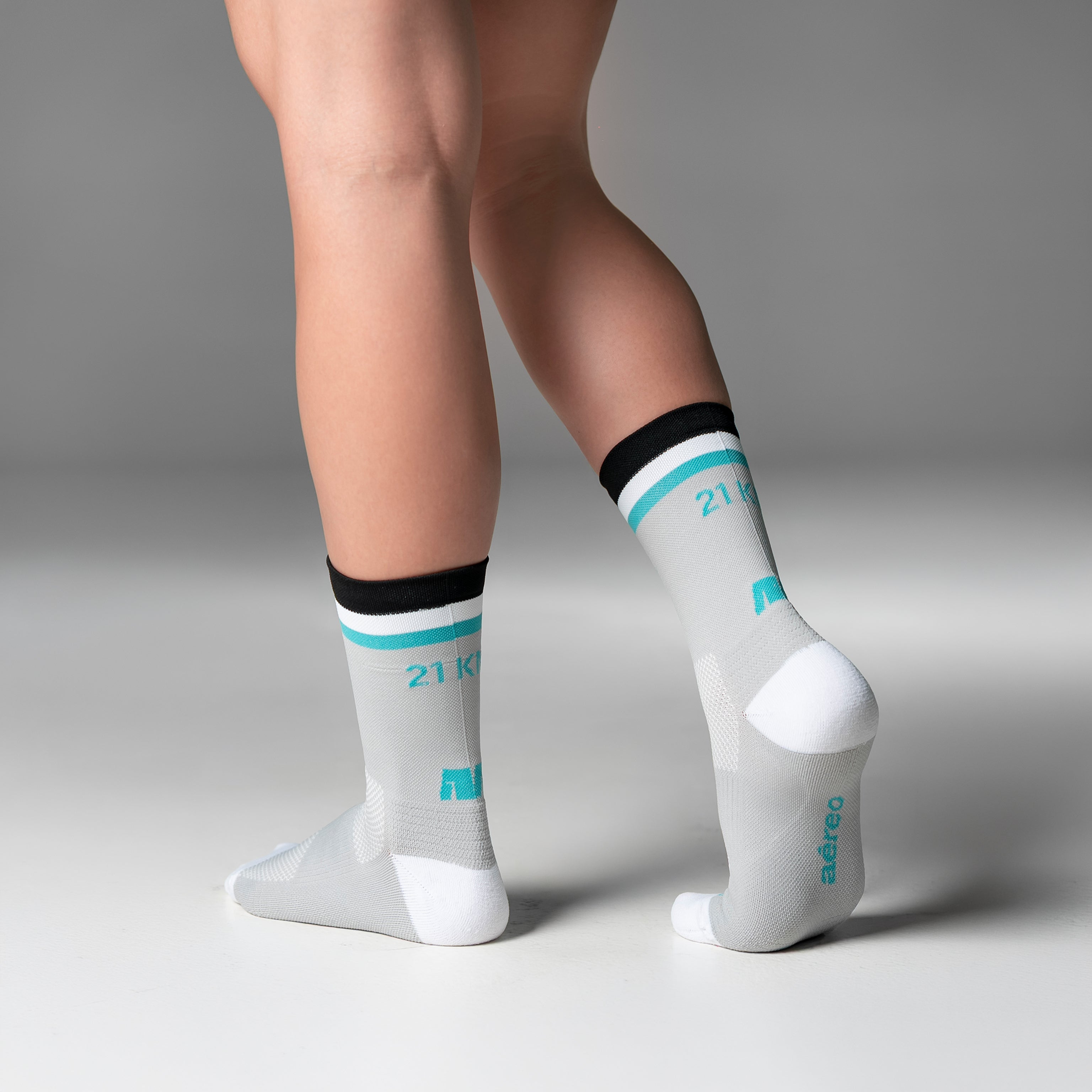 Calcetas deportivas 21 km Stripes Pro para running, maratón y ciclismo. Con diseño técnico transpirable, compresión media y soporte en arco plantar, costura antiampollas.