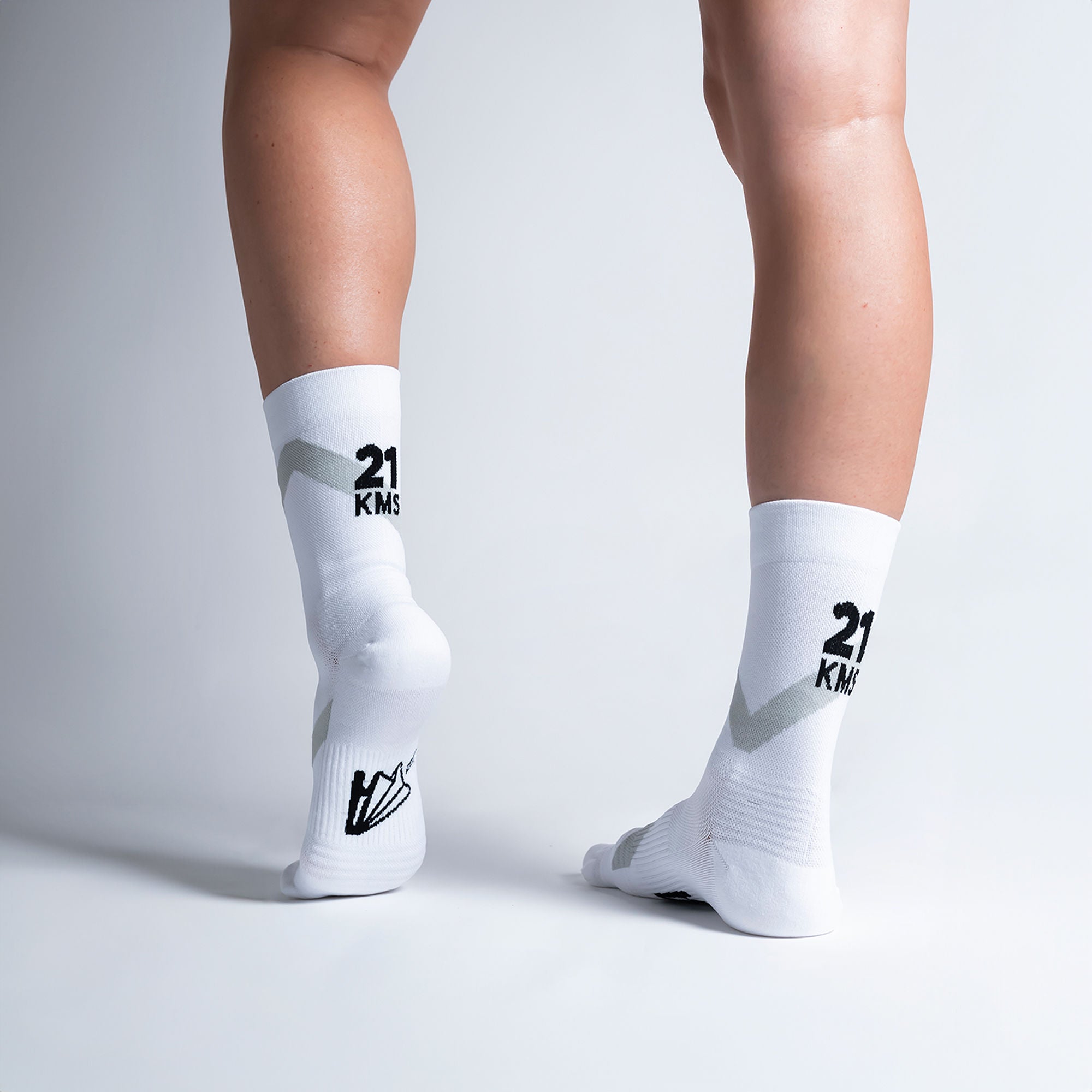 Calcetas deportivas 21kms para running, maratón y ciclismo. Con diseño técnico transpirable, compresión media y soporte en arco plantar, costura antiampollas.