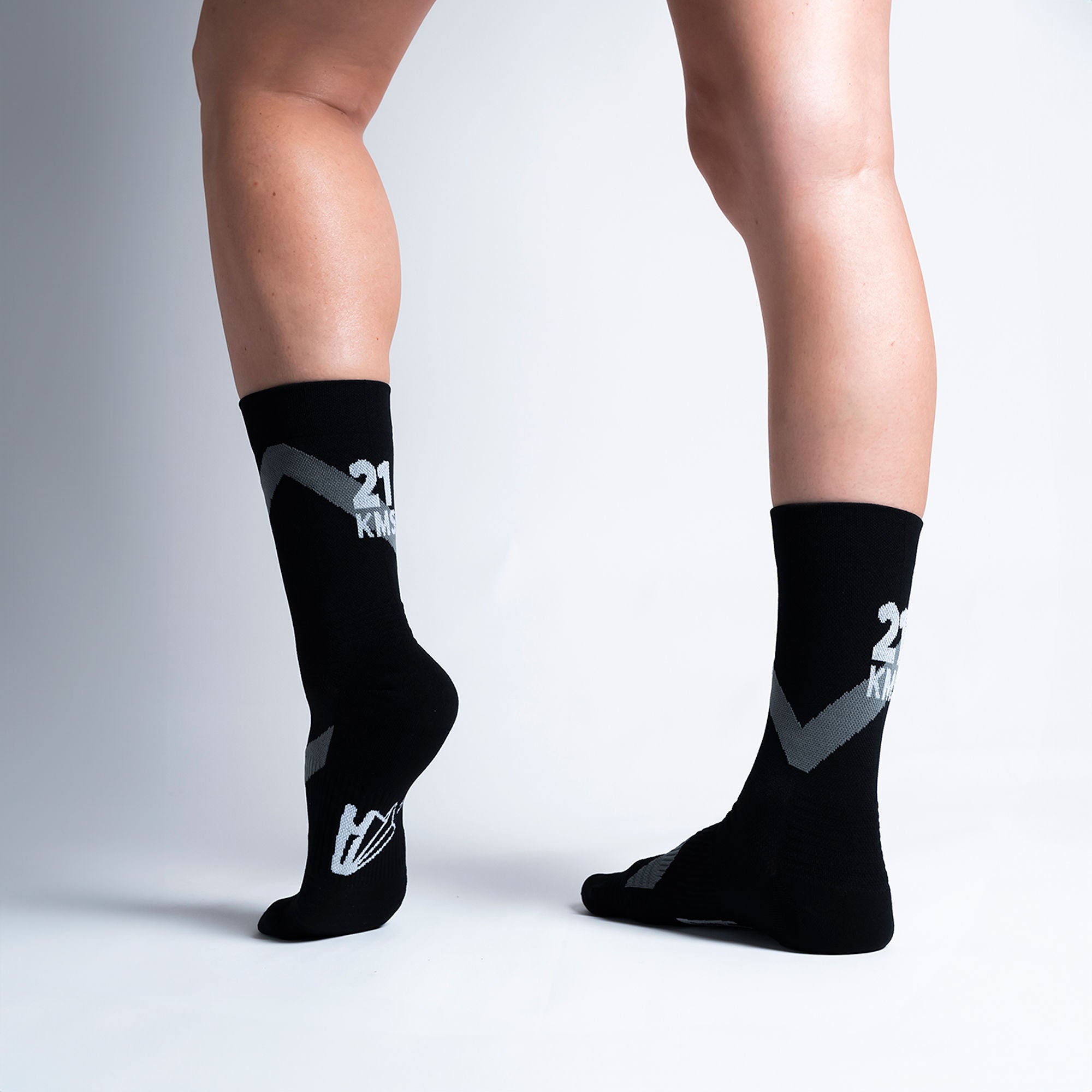 Calcetas deportivas 21kms para running, maratón y ciclismo. Con diseño técnico transpirable, compresión media y soporte en arco plantar, costura antiampollas.