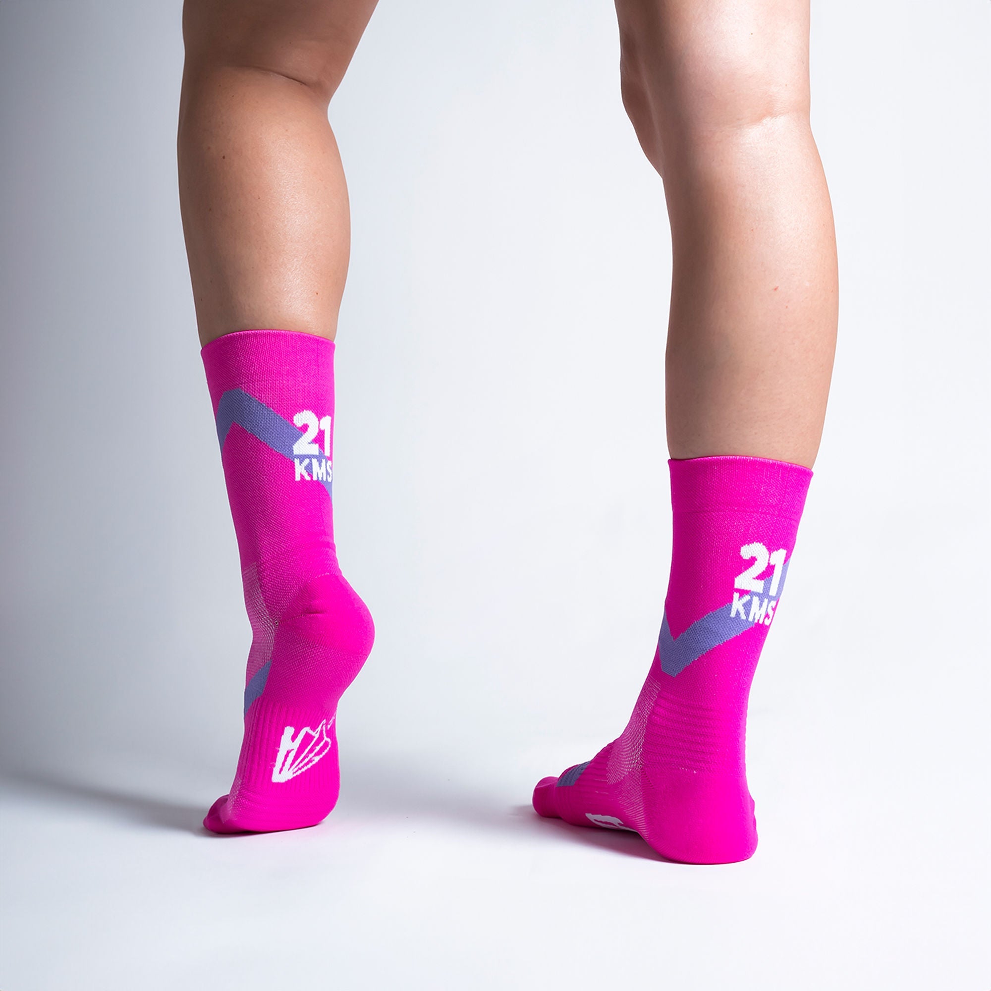 Calcetas deportivas 21kms para running, maratón y ciclismo. Con diseño técnico transpirable, compresión media y soporte en arco plantar, costura antiampollas.